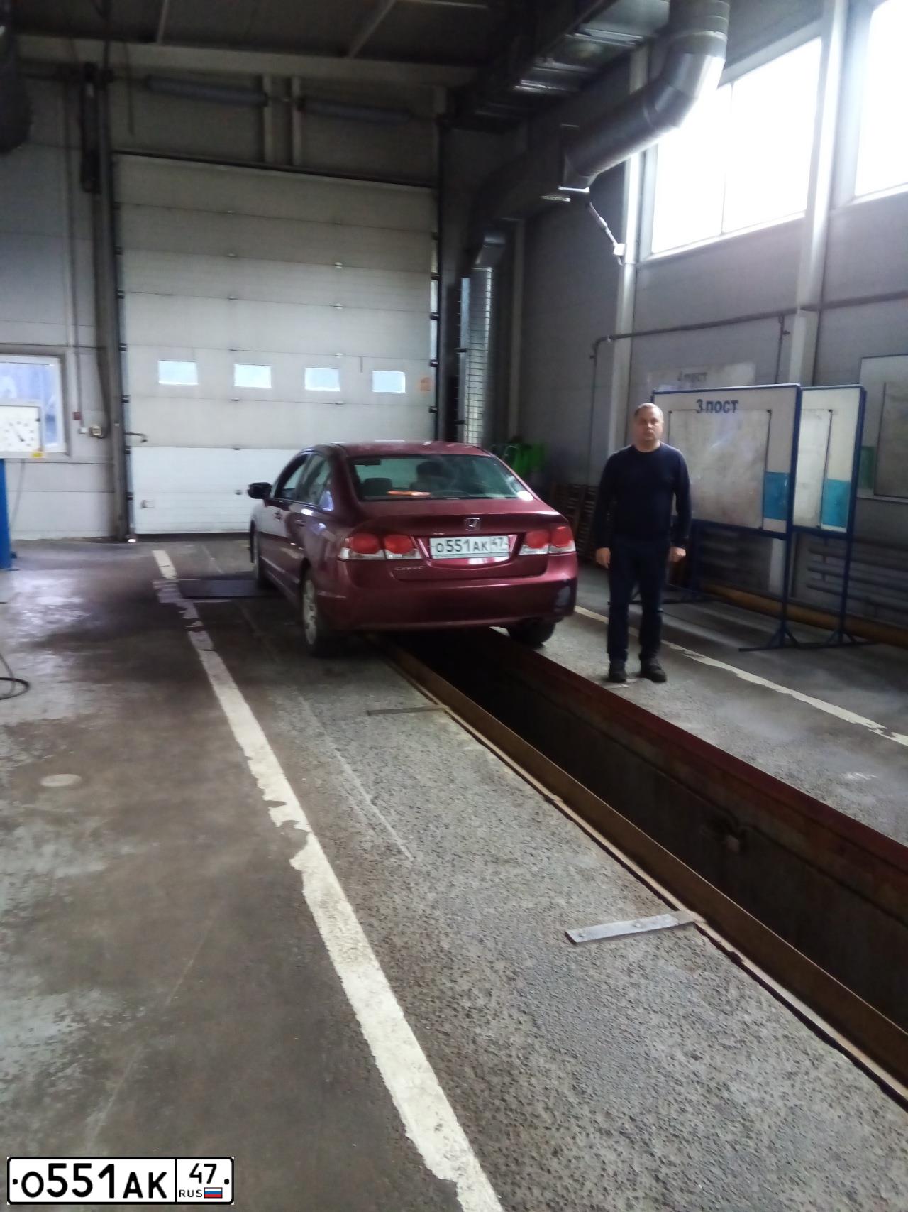 Фото автомобиля HONDA CIVIC, 2010 — госномер Е017ВЕ147. Цвет: ТЕМНО-КРАСНЫЙ