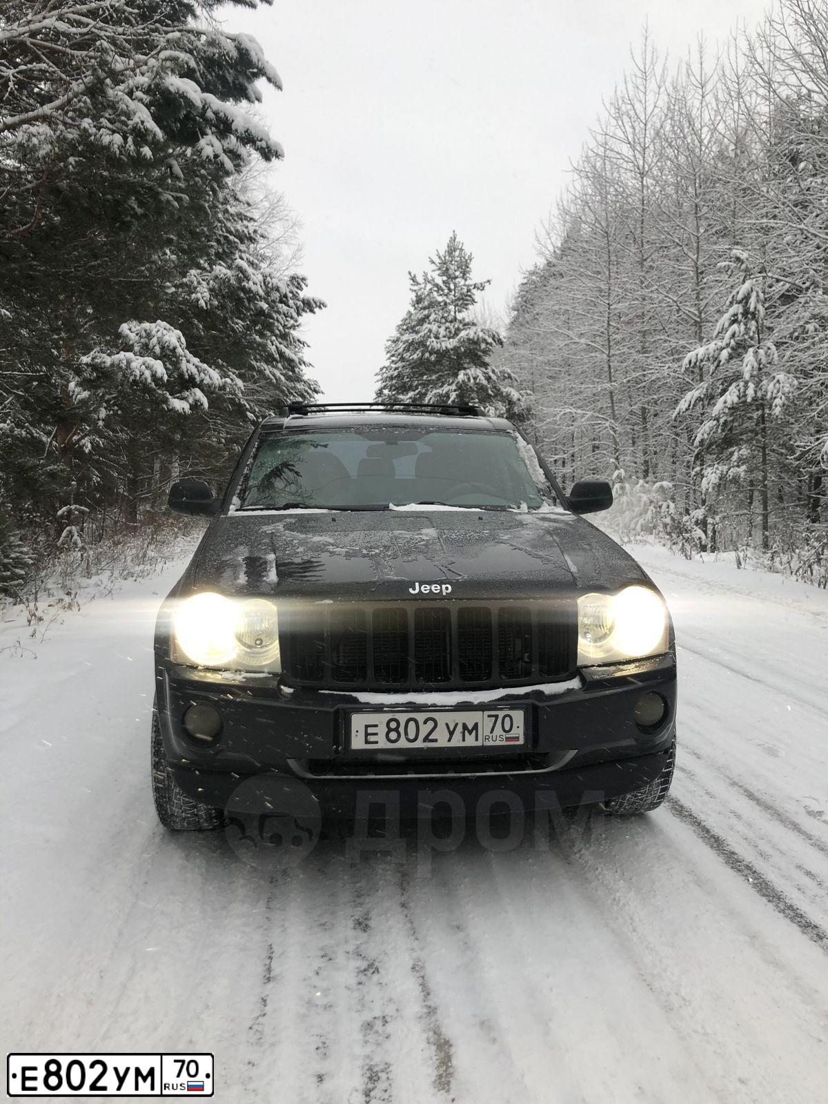 Фото автомобиля JEEP GRAND CHEROKEE, 2005 — госномер Е802УМ70. Цвет: ЧЕРНЫЙ