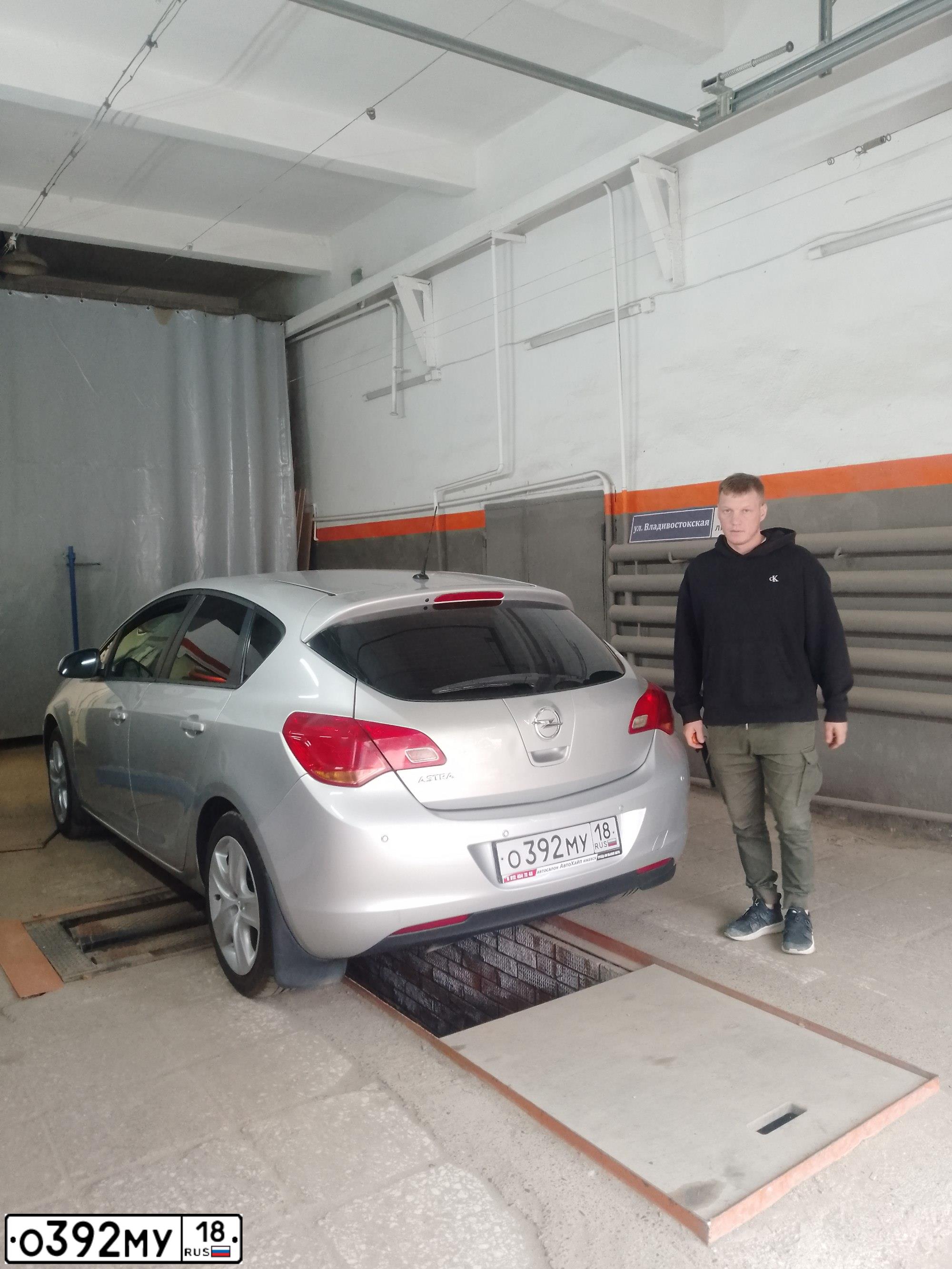Фото автомобиля OPEL ASTRA, 2012 — госномер М538ВУ18. Цвет: СЕРЕБРИСТЫЙ МЕТАЛЛИК