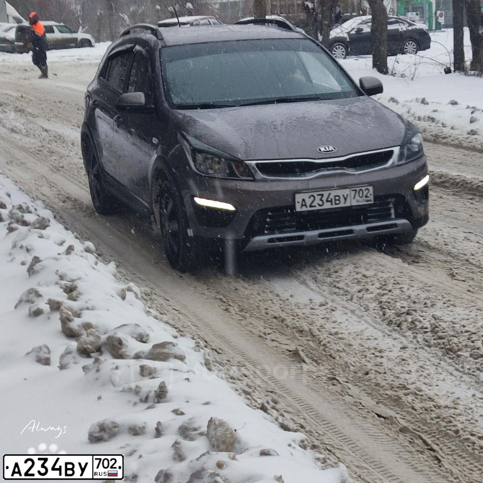 Фото автомобиля KIA RIO, 2019 — госномер А234ВУ702. Цвет: Коричневый