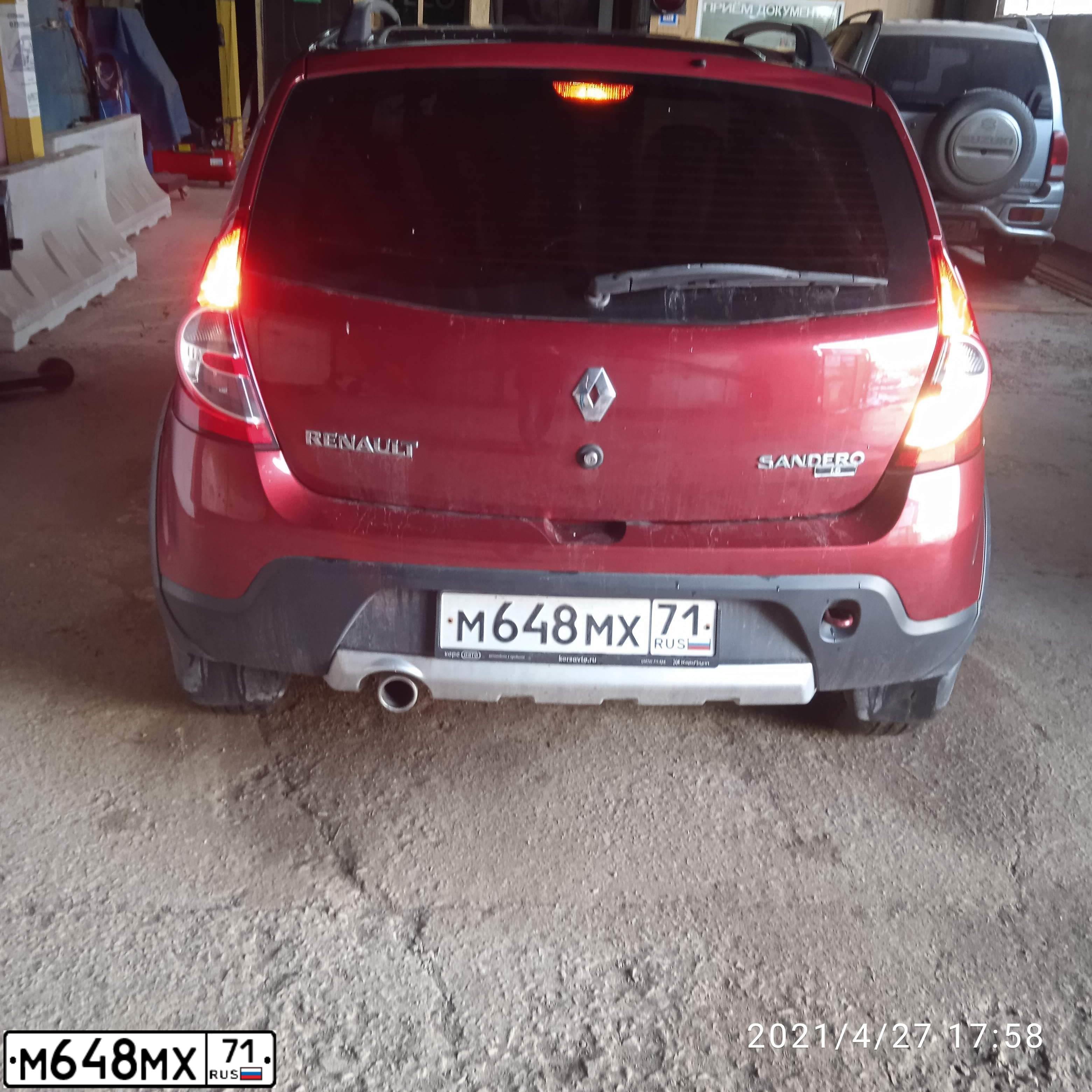 Фото автомобиля RENAULT SANDERO, 2012 — госномер М648МХ71. Цвет: Красный