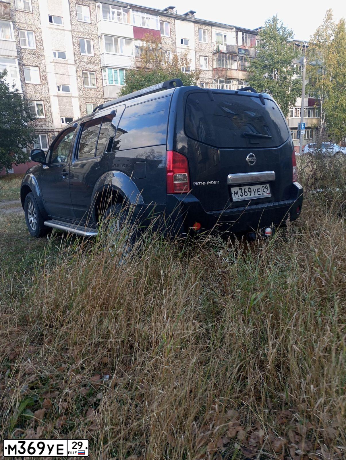 Фото автомобиля NISSAN PATHFINDER, 2008 — госномер М369УЕ29. Цвет: ЧЕРНЫЙ