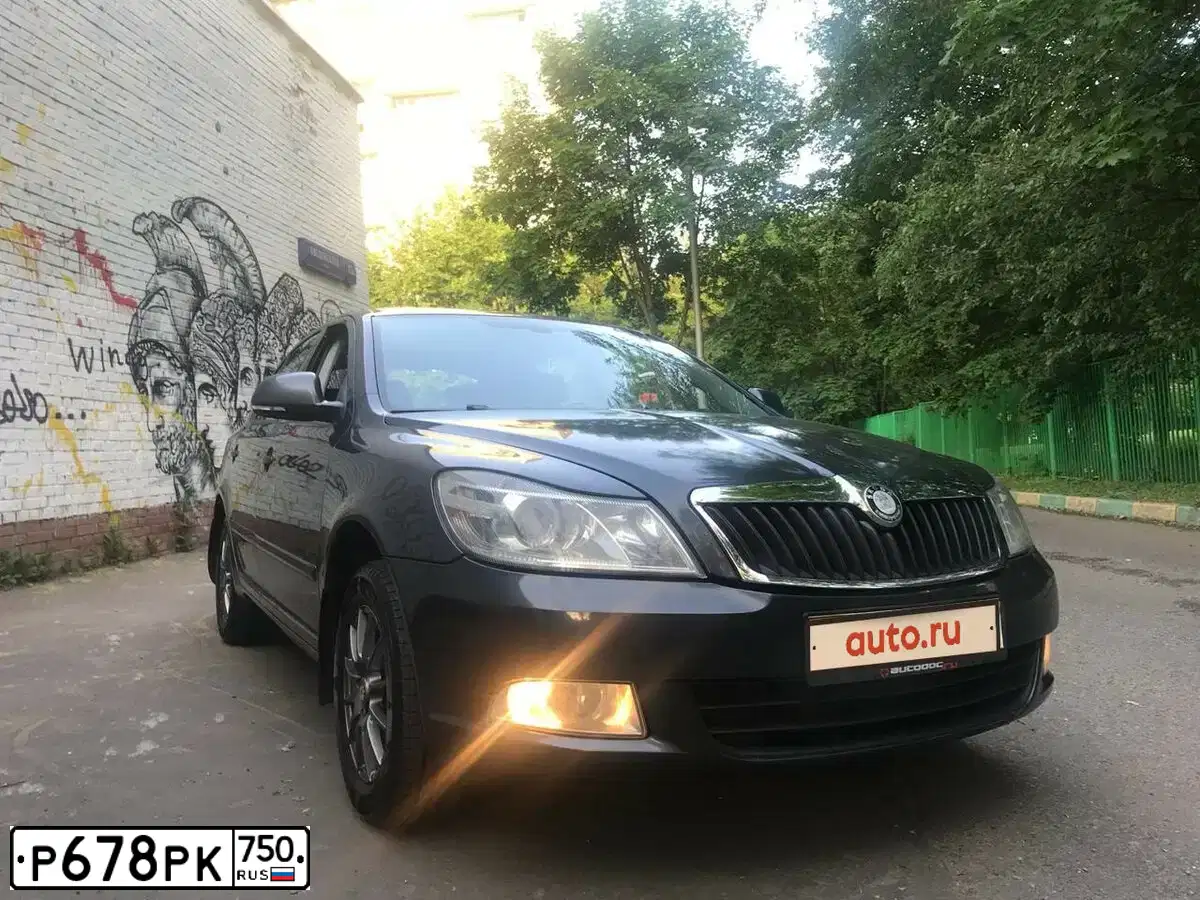 Фото автомобиля SKODA OCTAVIA, 2010 — госномер Е279ЕО180. Цвет: ТЕМНО-СЕРЫЙ