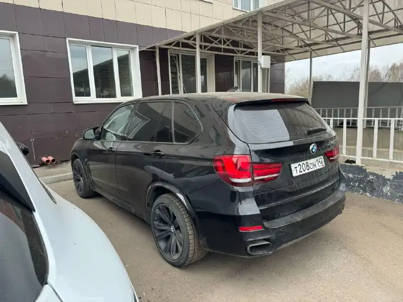 Фото автомобиля BMW X5, 2013 — госномер Е111ЕО197. Цвет: ЧЕРНЫЙ