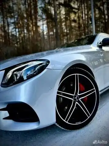 Фото автомобиля MERCEDES E-KLASSE, 2016 — госномер Т585АК159. Цвет: Серебристый