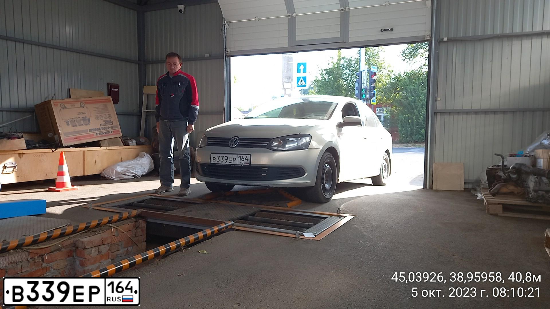 Фото автомобиля VOLKSWAGEN POLO, 2015 — госномер В339ЕР164. Цвет: Белый