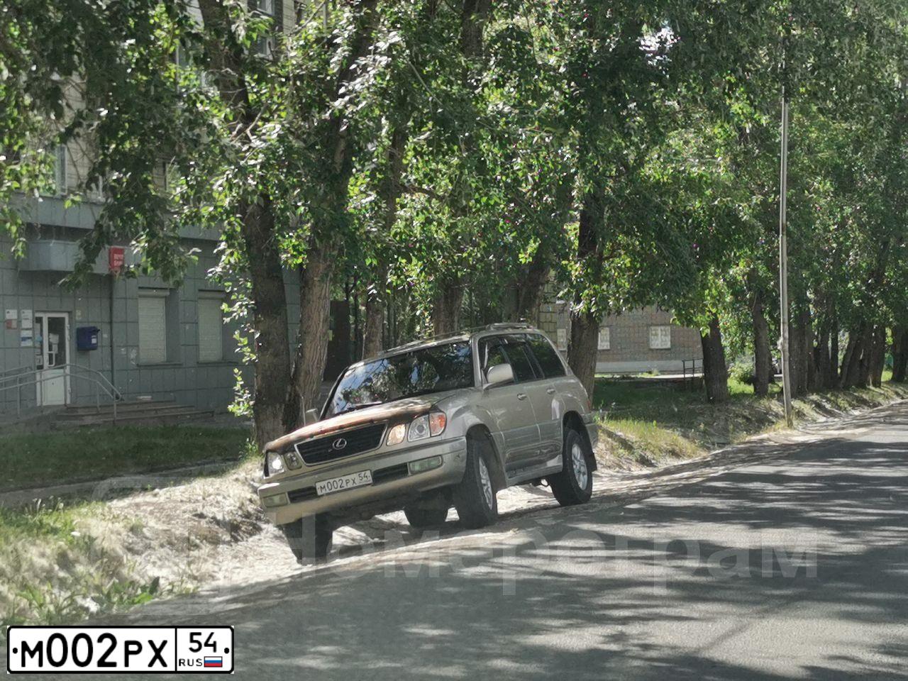 Фото автомобиля TOYOTA LANDCRUISER, 2000 — госномер М002РХ54. Цвет: СЕРЫЙ Т СЕРЫЙ