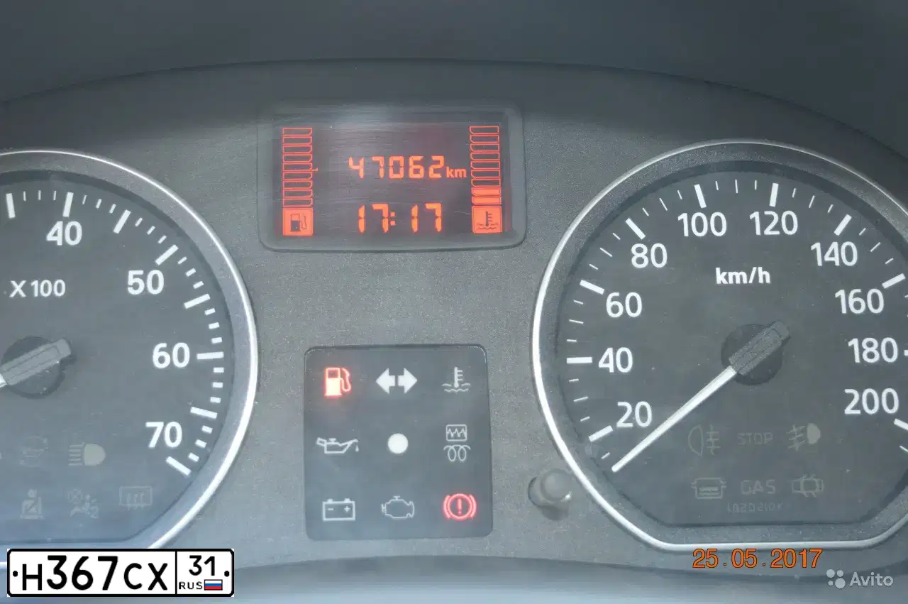 Фото автомобиля RENAULT SANDERO, 2013 — госномер Н367СХ31. Цвет: Коричневый