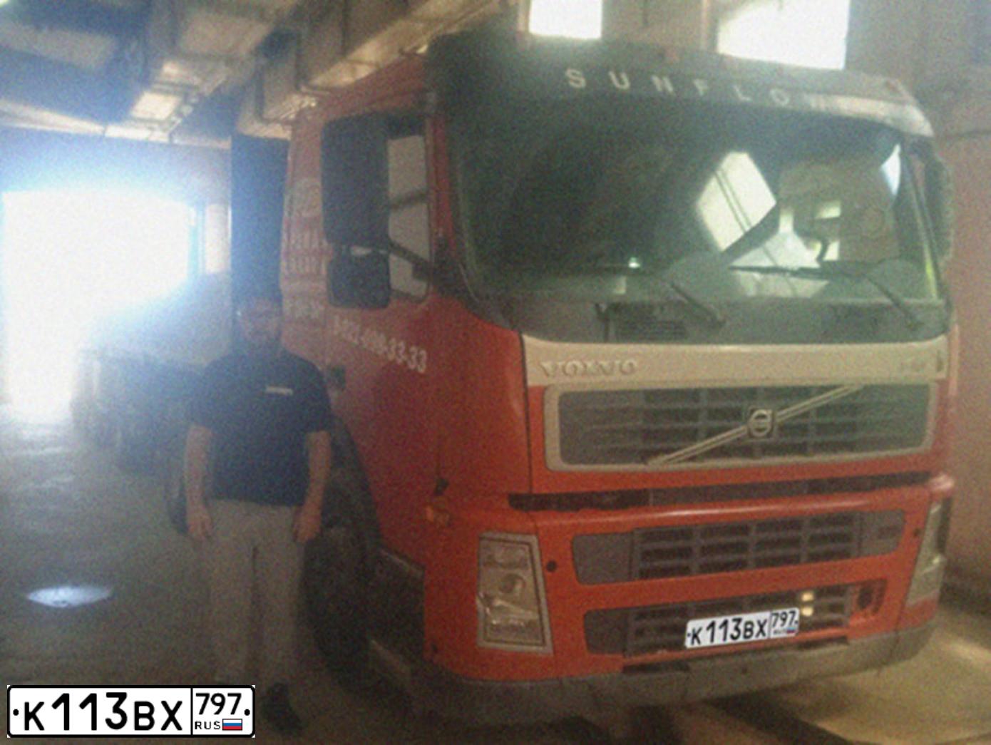 Фото автомобиля VOLVO SERIE FM /4X2/, 2007 — госномер К113ВХ797. Цвет: КРАСНЫЙ