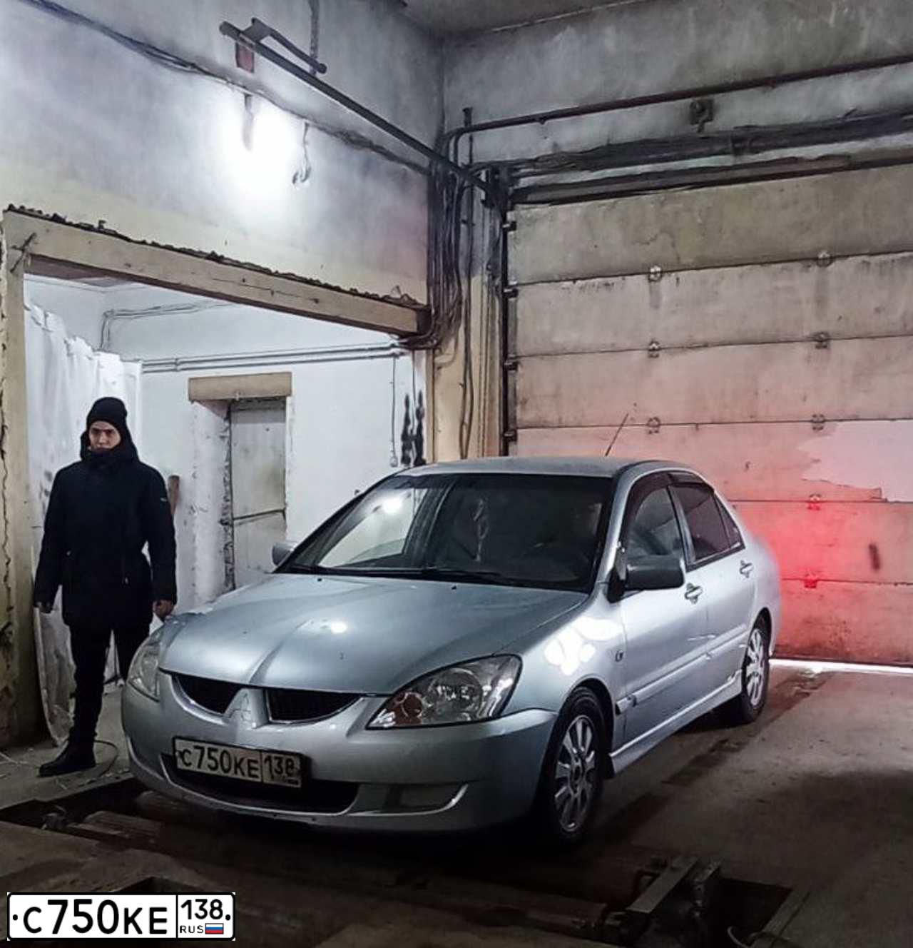 Фото автомобиля MITSUBISHI LANCER, 2004 — госномер С750КЕ138. Цвет: СЕРЕБРИСТЫЙ
