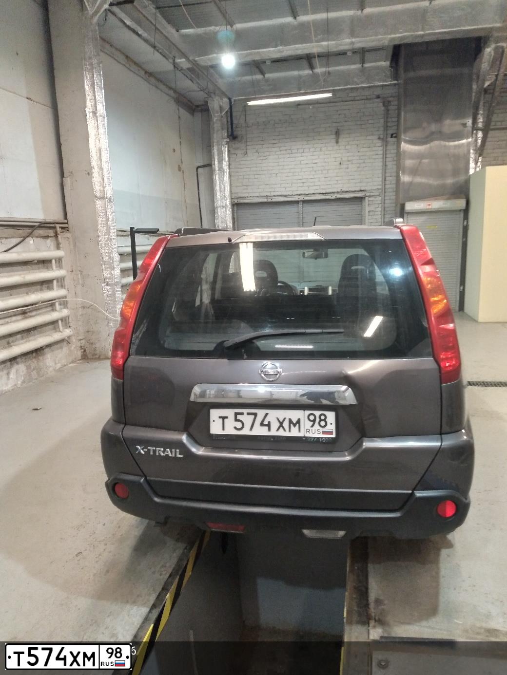 Фото автомобиля NISSAN X-TRAIL, 2008 — госномер Т574ХМ98. Цвет: СЕРО-СИРЕНЕВЫЙ