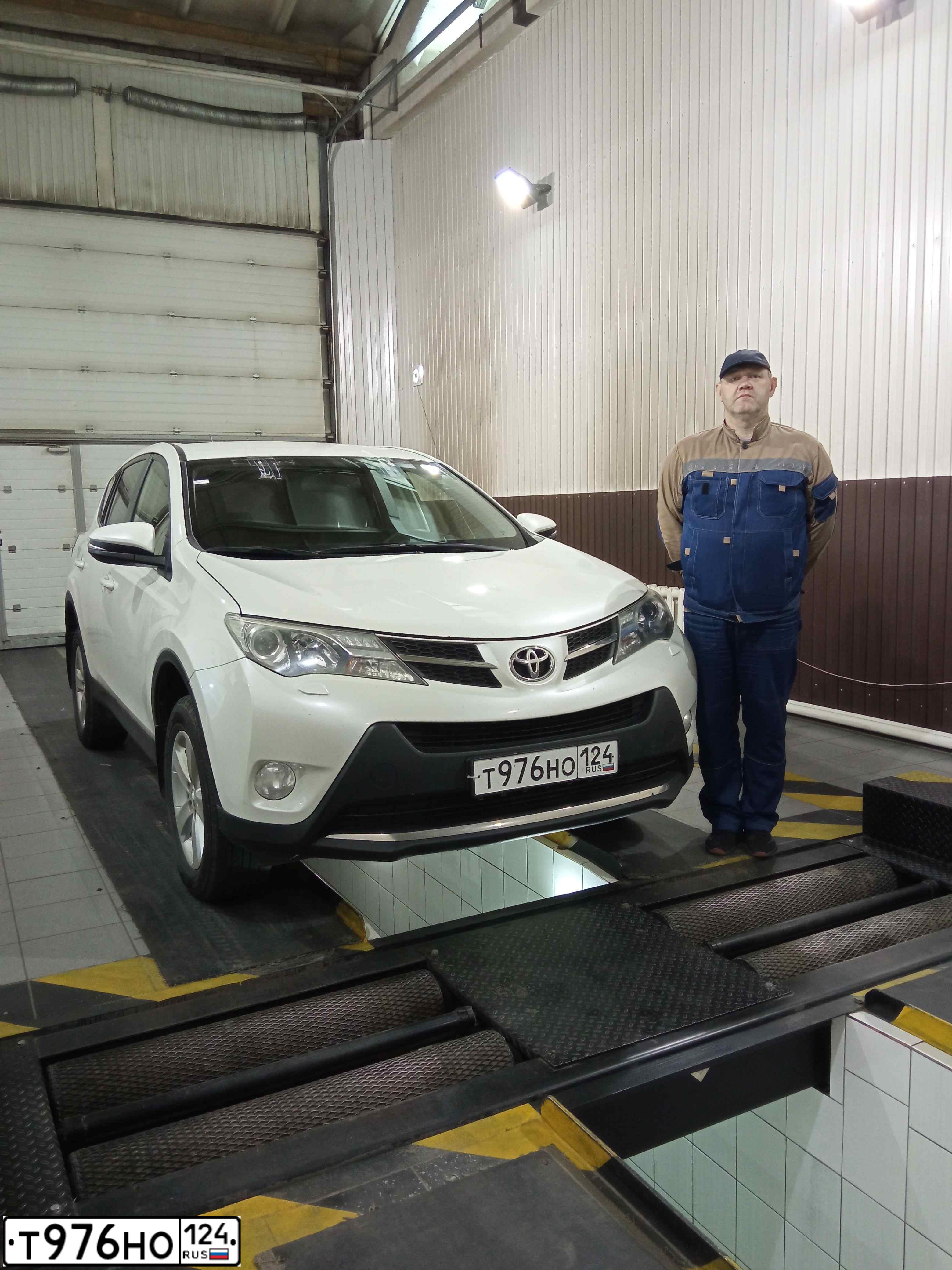 Фото автомобиля TOYOTA RAV4, 2013 — госномер Т976НО124. Цвет: Белый