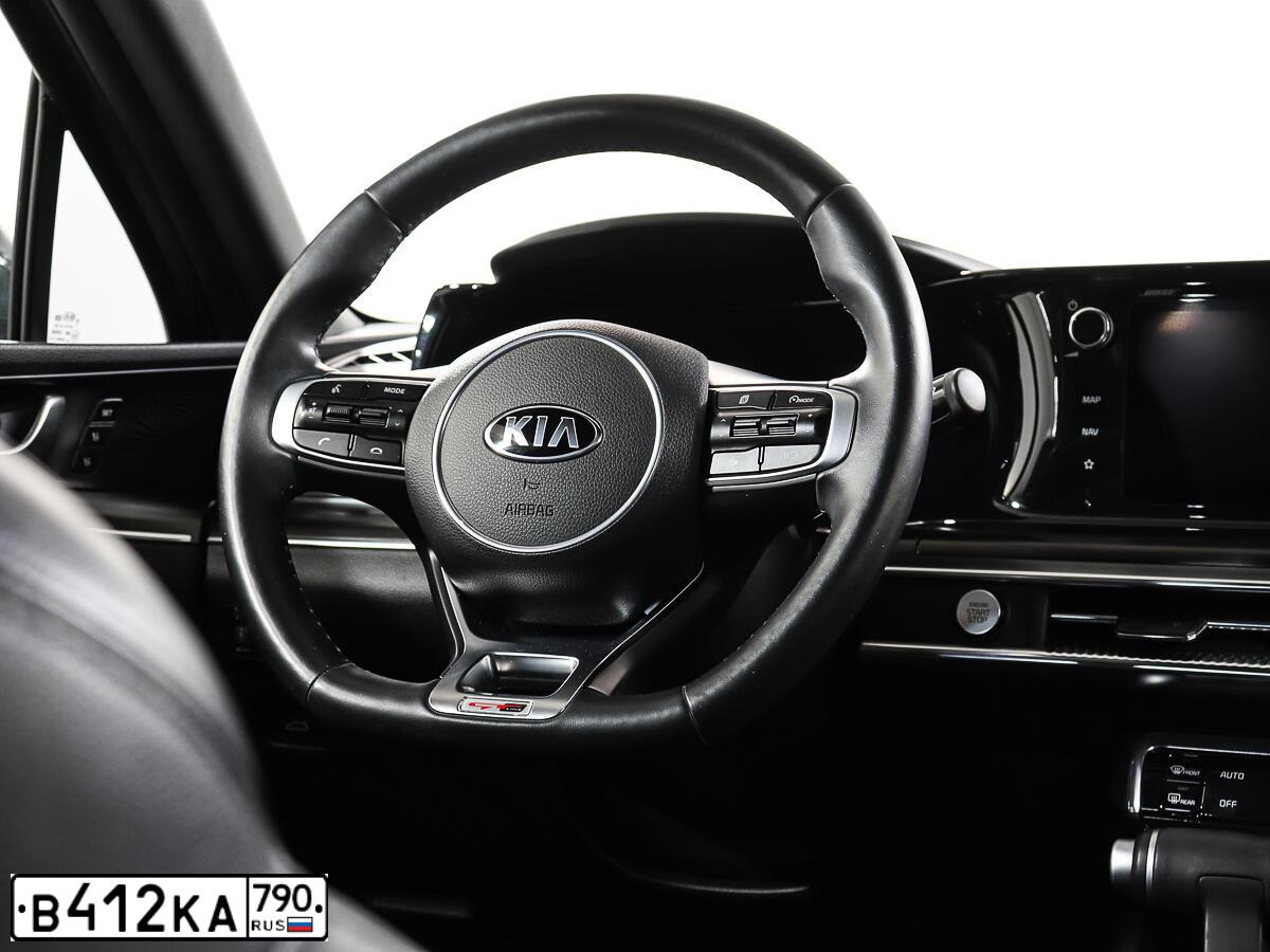 Фото автомобиля KIA K5, 2021 — госномер К988РВ797. Цвет: СЕРЫЙ