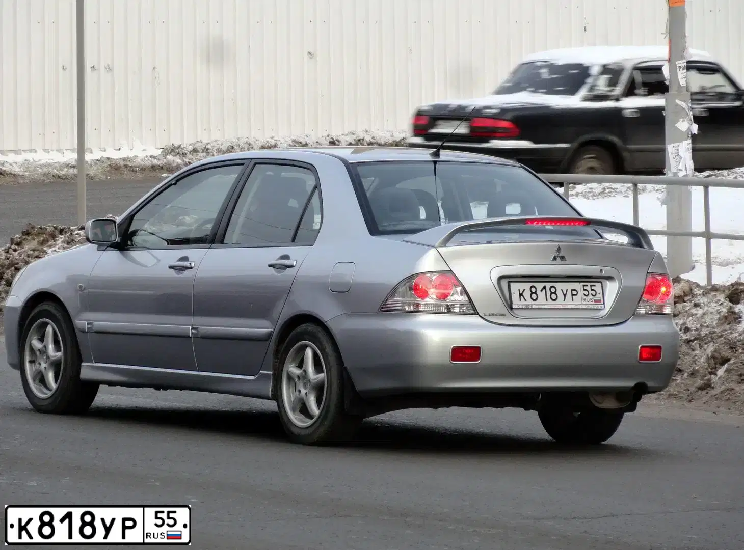 Фото автомобиля MITSUBISHI LANCER, 2004 — госномер К818УР55. Цвет: Серебристый