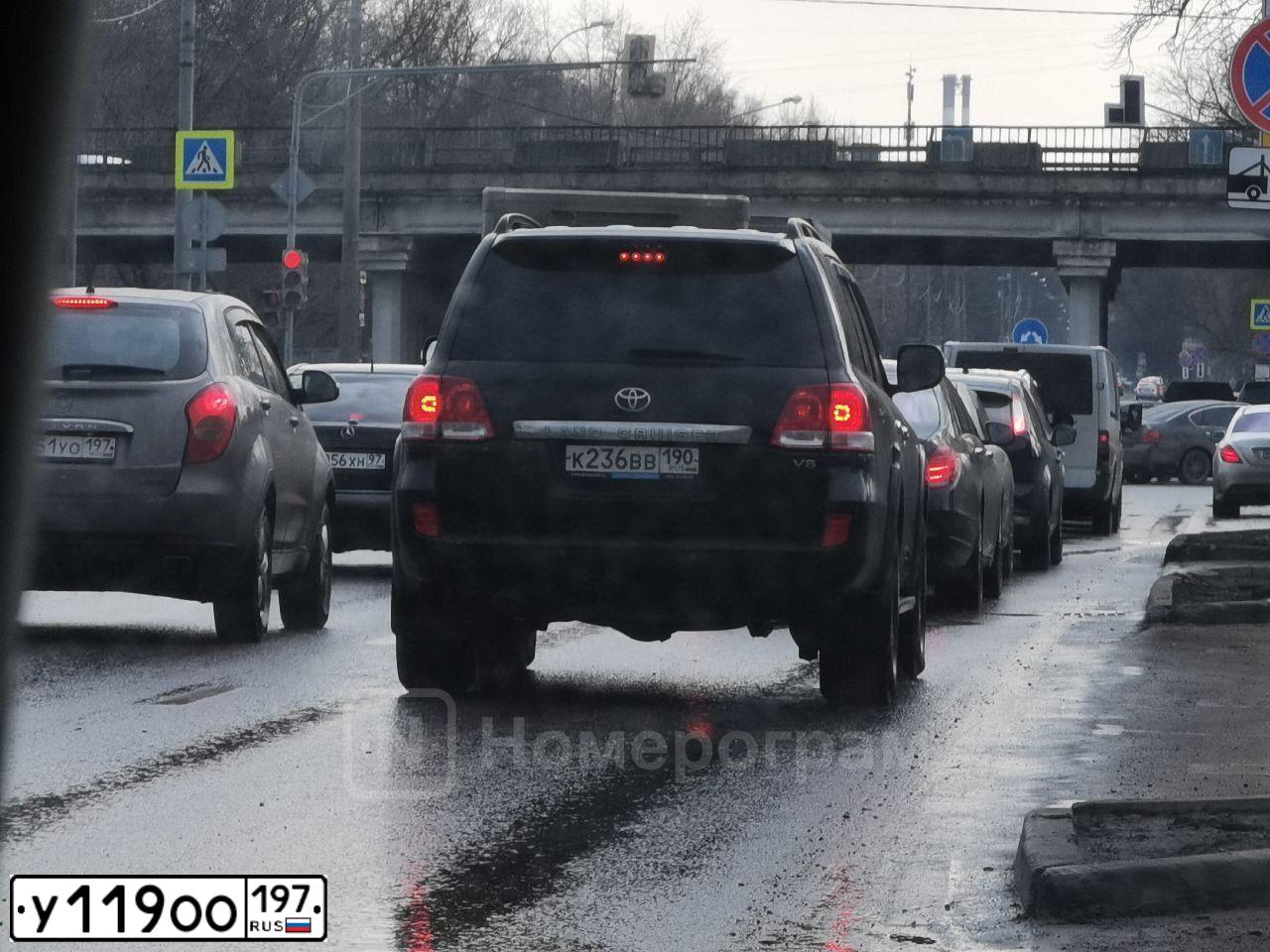 Фото автомобиля TOYOTA HIGHLANDER, 2004 — госномер У119ОО197. Цвет: СЕРЫЙ СВЕТЛЫЙ