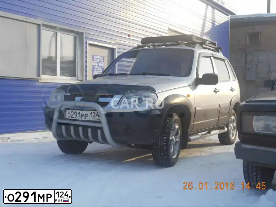 Фото автомобиля CHEVROLET NIVA, 2010 — госномер О291МР124. Цвет: серебристый