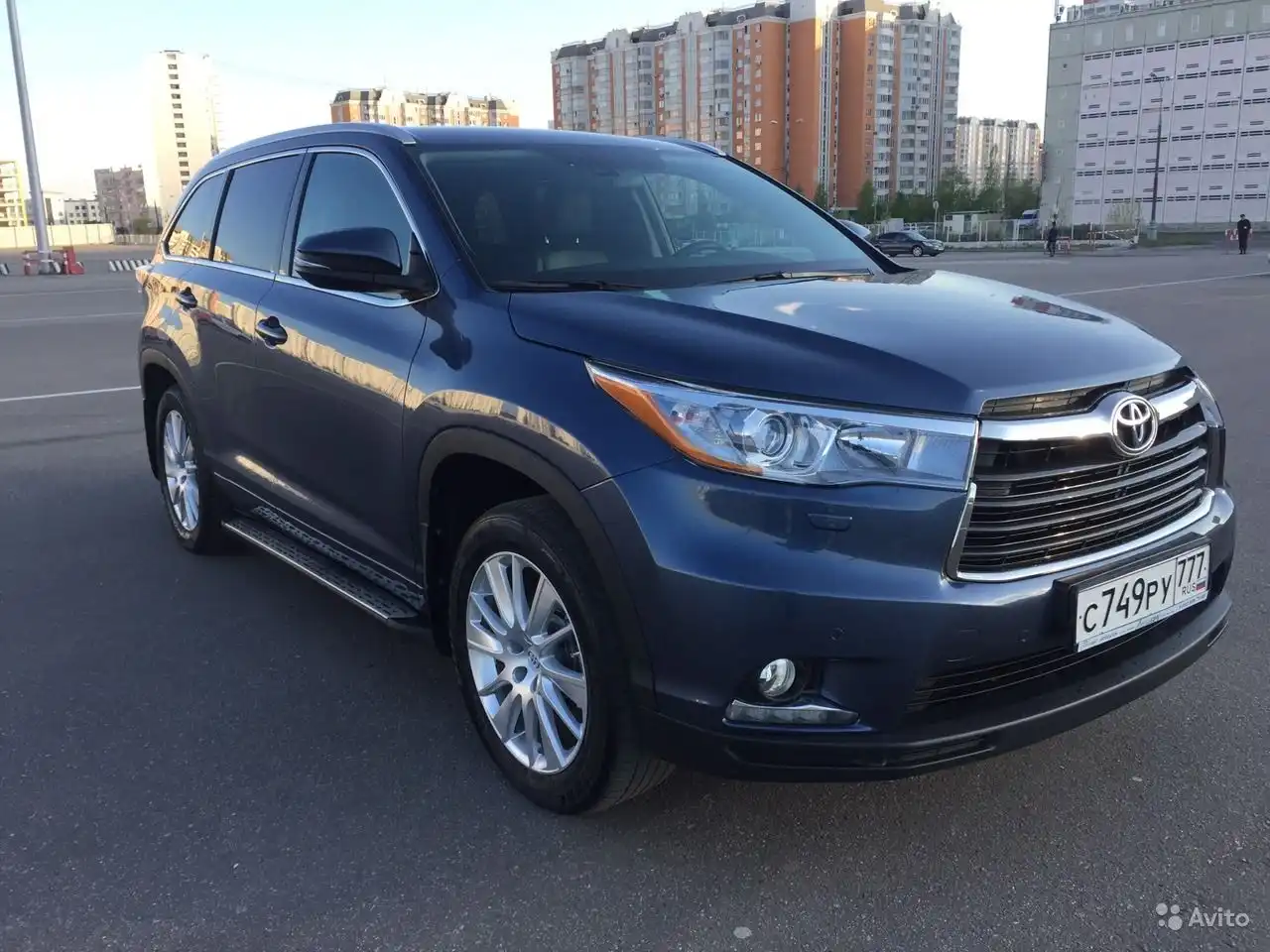 Фото автомобиля TOYOTA HIGHLANDER, 2014 — госномер С749РУ777. Цвет: СЕРО-ГОЛУБОЙ
