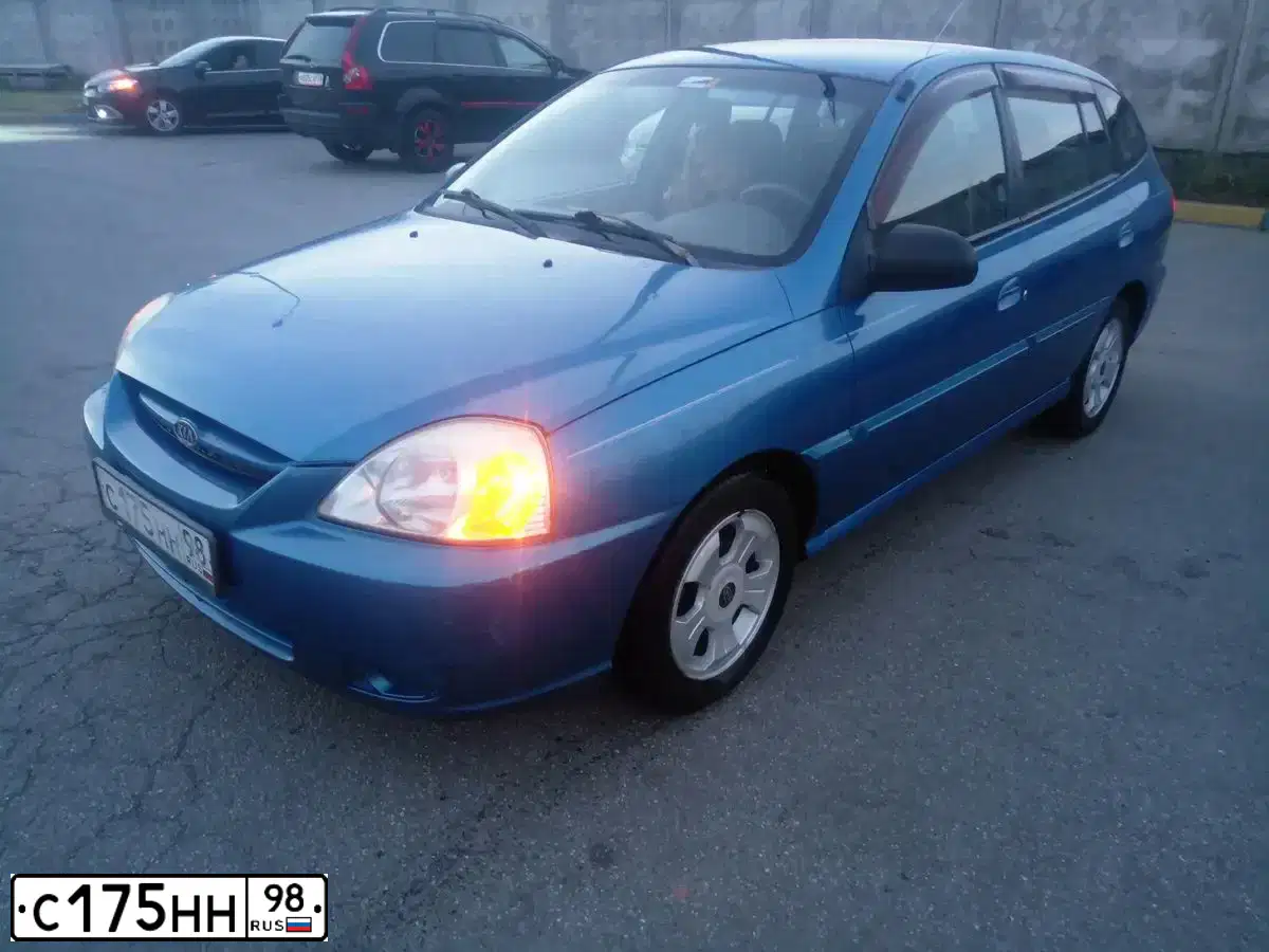 Фото автомобиля KIA RIO, 2004 — госномер Р173АУ550