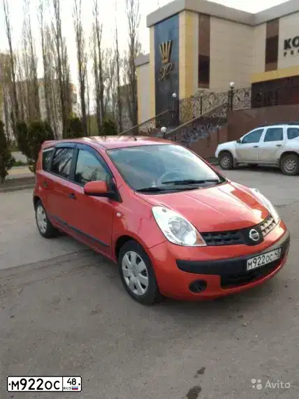 Фото автомобиля NISSAN NOTE, 2007 — госномер М922ОС48. Цвет: КРАСНО-КОРИЧНЕВЫЙ