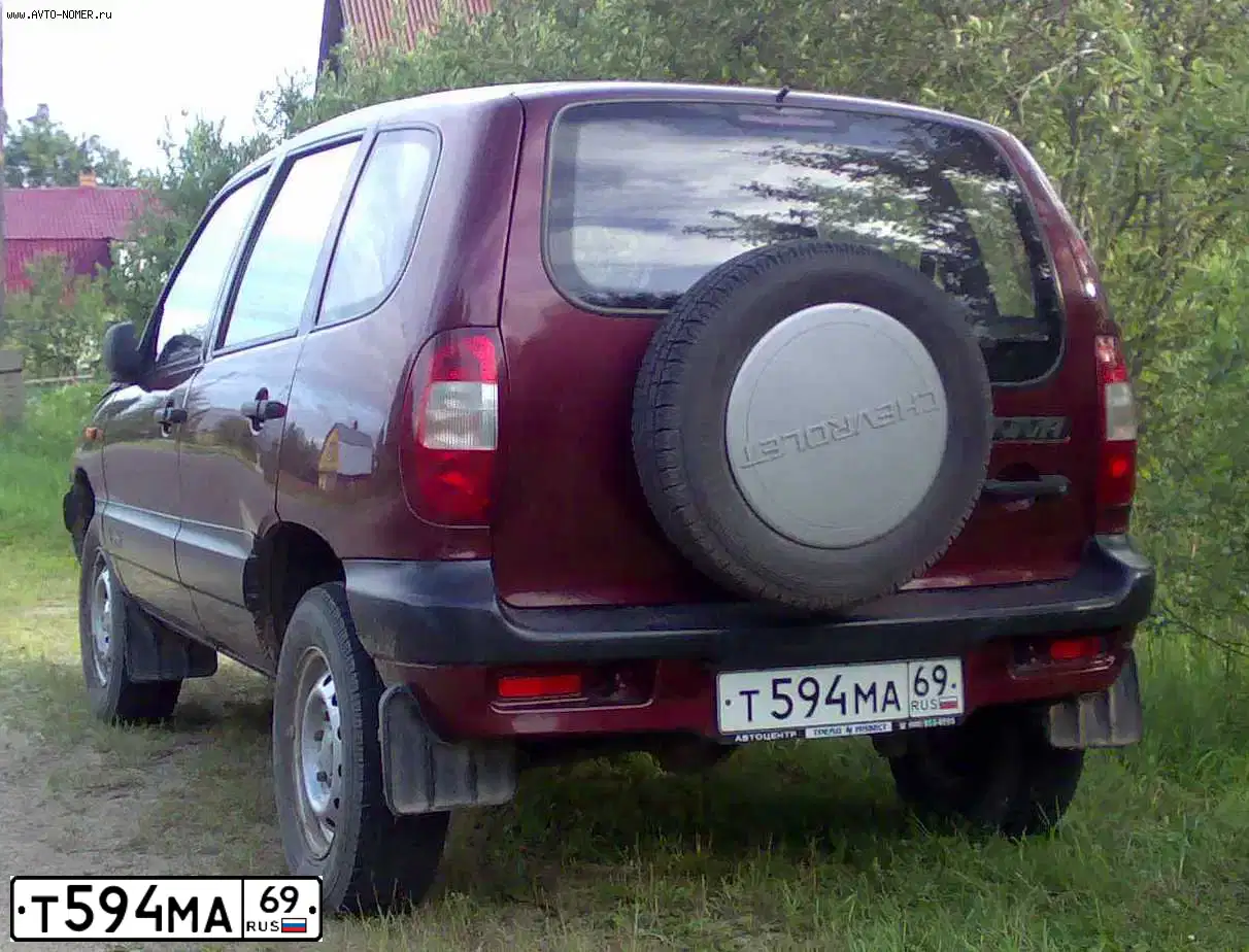 Фото автомобиля CHEVROLET NIVA, 2003 — госномер В940ТС69. Цвет: СЕРЕБРИСТЫЙ ЯРКО-КРАСНЫЙ