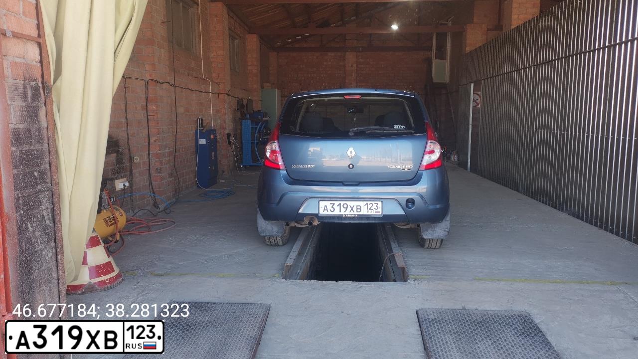 Фото автомобиля RENAULT SANDERO, 2013 — госномер Н908МК31. Цвет: синий
