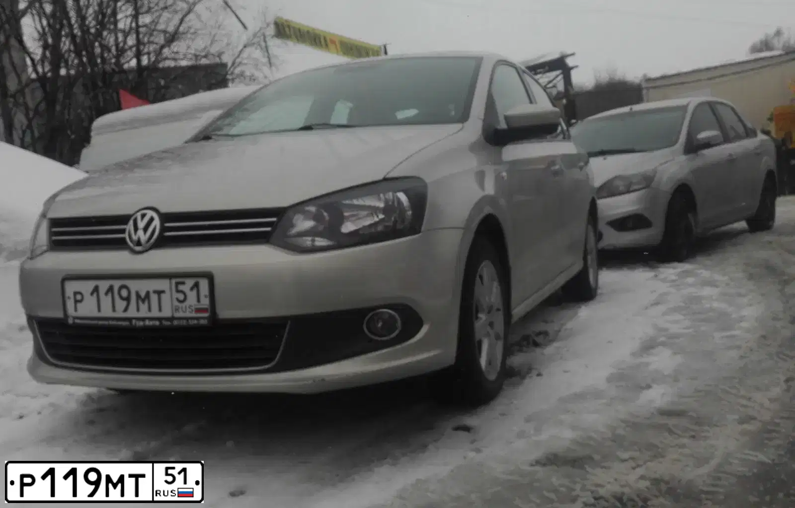 Фото автомобиля VOLKSWAGEN POLO, 2014 — госномер Е851КК977. Цвет: Серебристо-Желтый