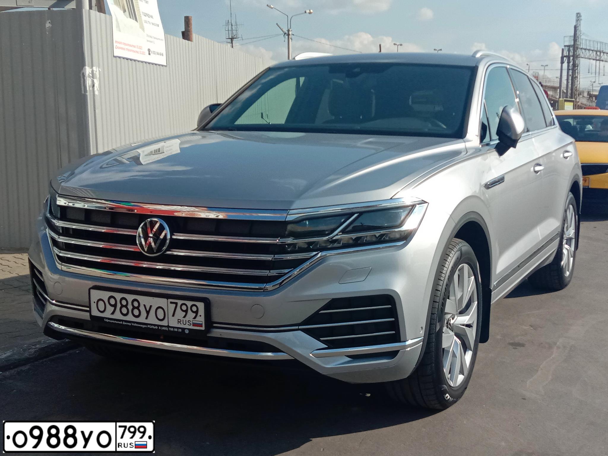 Фото автомобиля VOLKSWAGEN TOUAREG, 2021 — госномер О988УО799. Цвет: СЕРЫЙ