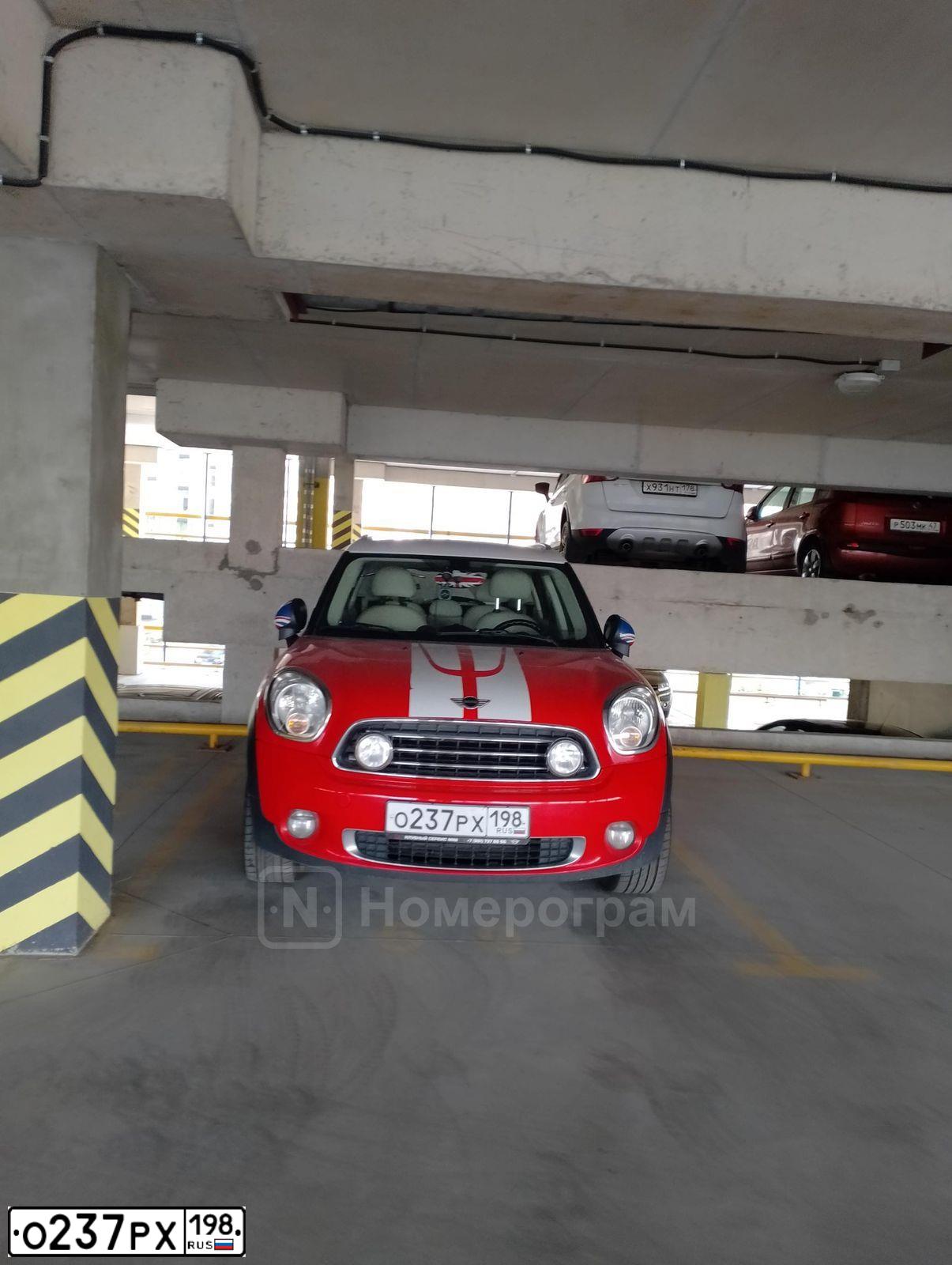 Фото автомобиля MINI MINI COOPER COUNTRYMAN, 2012 — госномер О237РХ198. Цвет: Красный