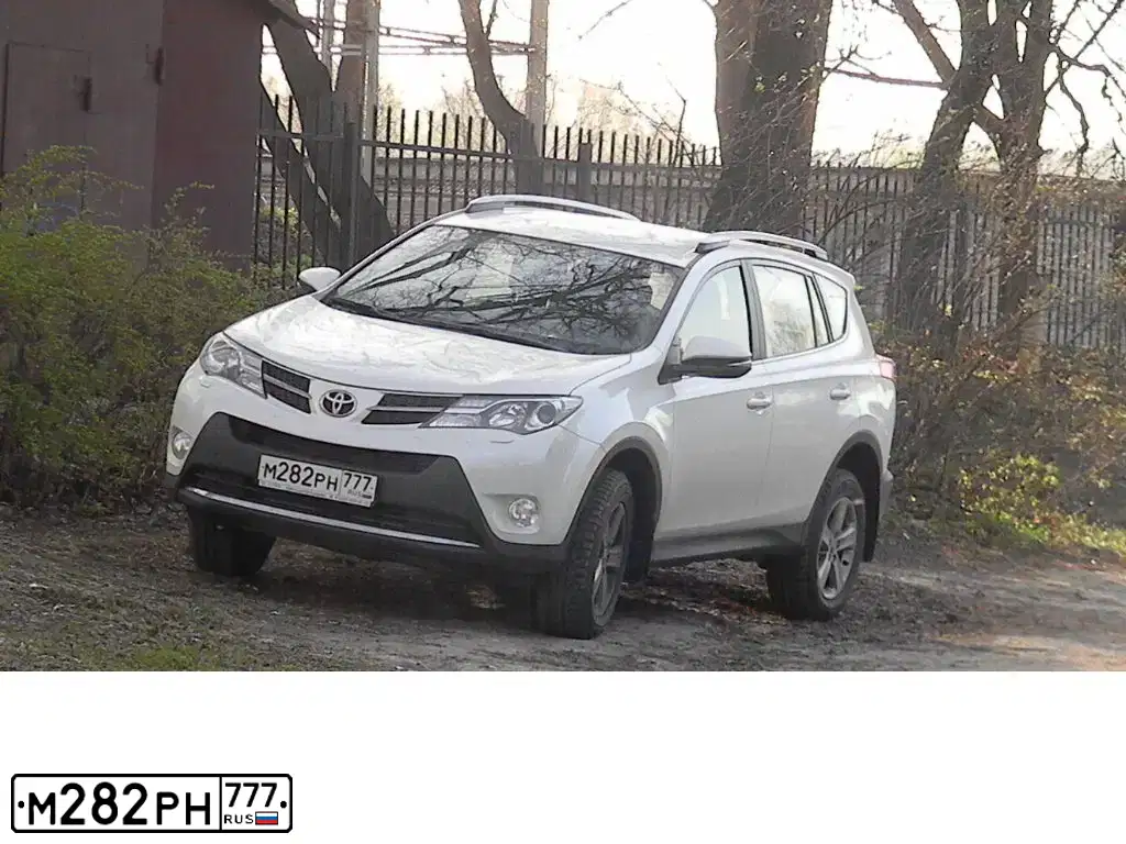 Фото автомобиля TOYOTA RAV4, 2015 — госномер М282РН777. Цвет: БЕЛЫЙ