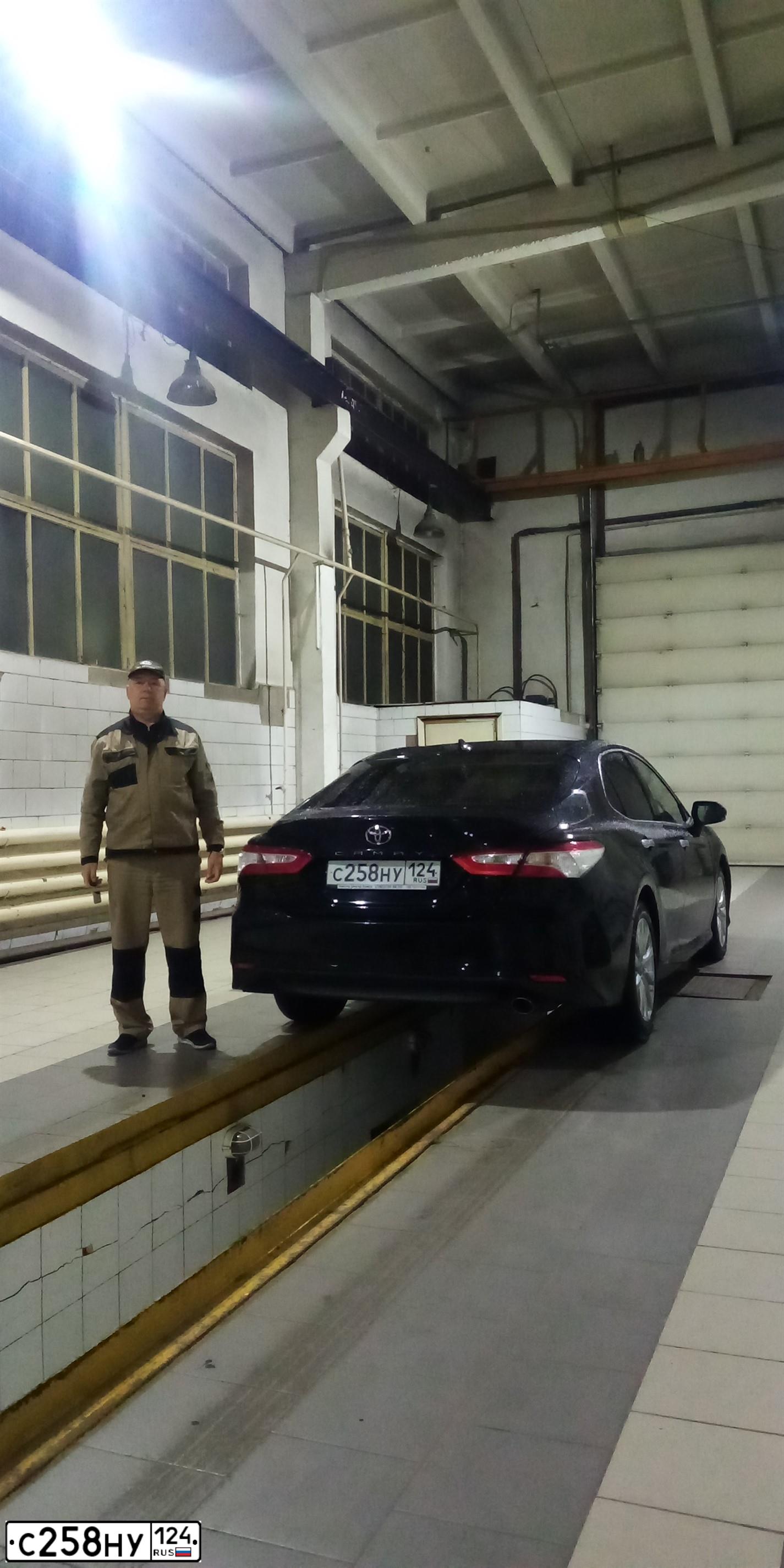 Фото автомобиля TOYOTA CAMRY, 2018 — госномер С258НУ124. Цвет: ЧЕРНЫЙ МЕТАЛЛИК