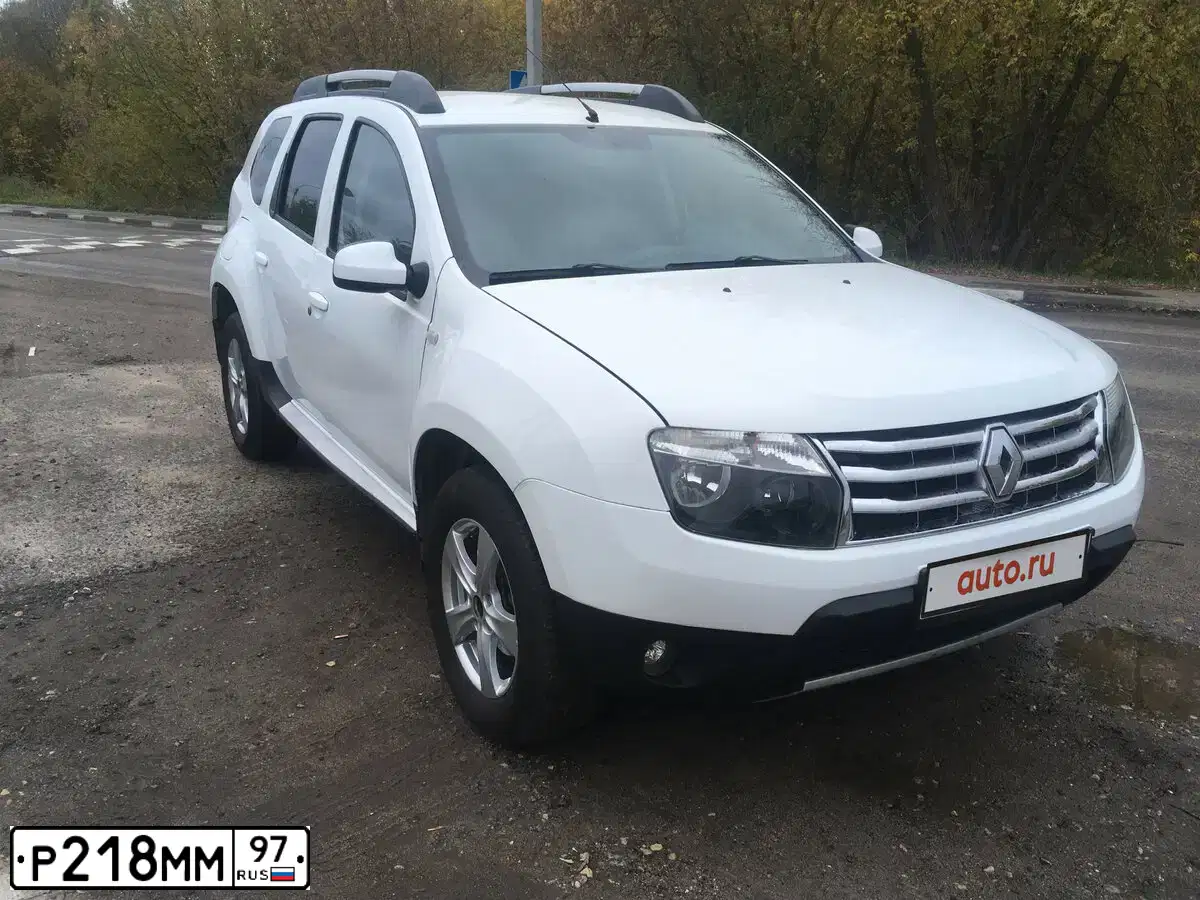 Фото автомобиля RENAULT DUSTER, 2012 — госномер О574РК799. Цвет: Белый