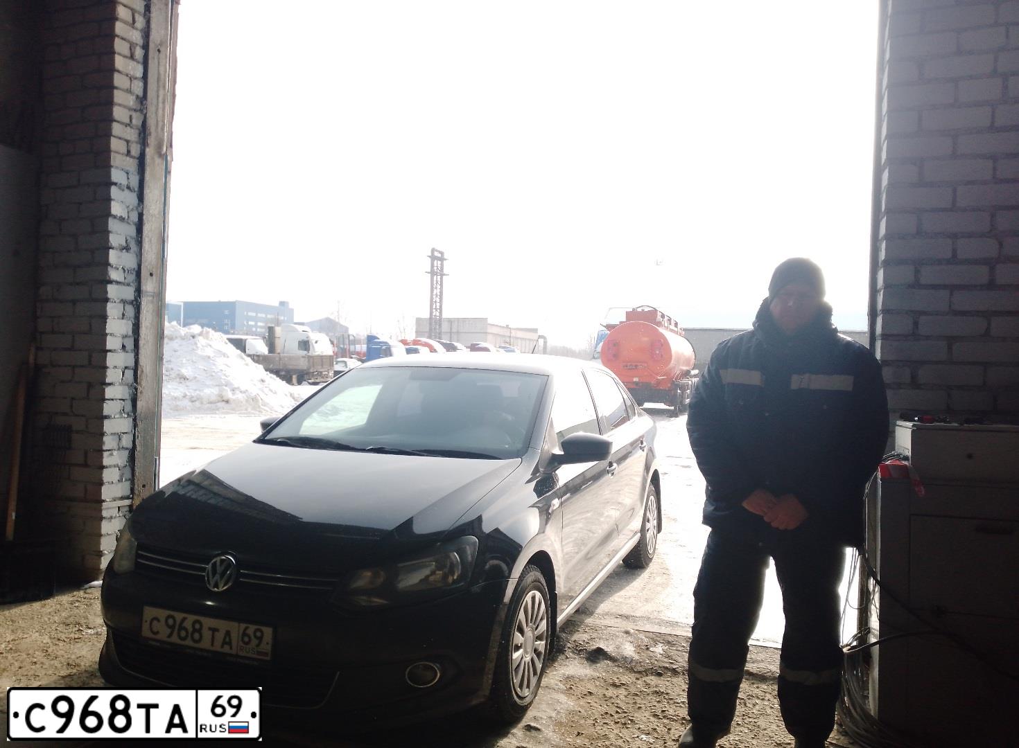 Фото автомобиля VOLKSWAGEN POLO, 2012 — госномер О076УР76. Цвет: СЕРЫЙ