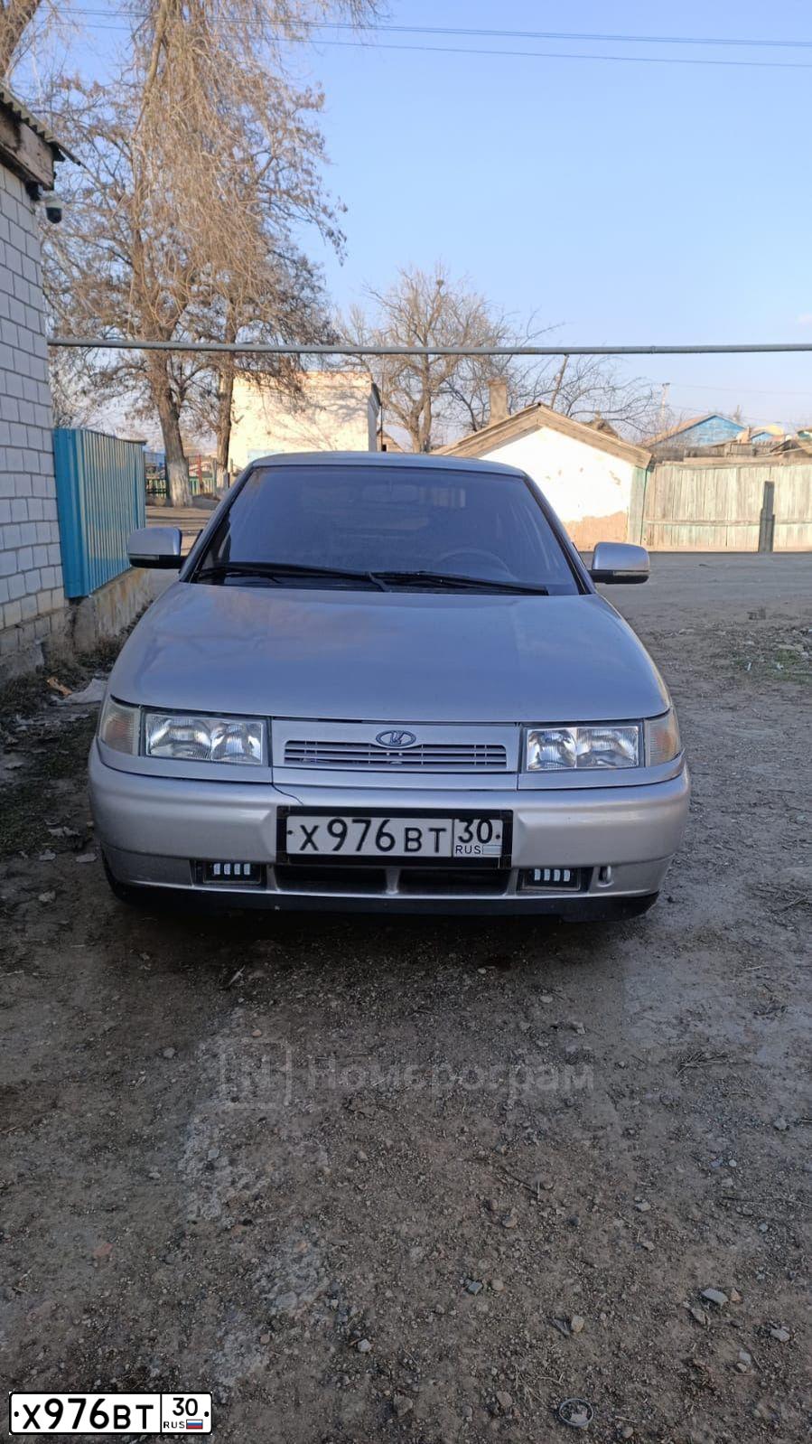 Фото автомобиля LADA 2112 LADA, 2006 — госномер Х976ВТ30. Цвет: Светло-Серебристый металлик