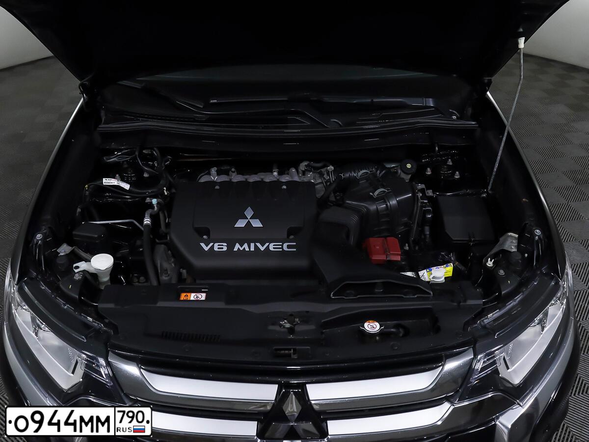 Фото автомобиля MITSUBISHI OUTLANDER, 2018 — госномер О542РН797. Цвет: ЧЕРНЫЙ