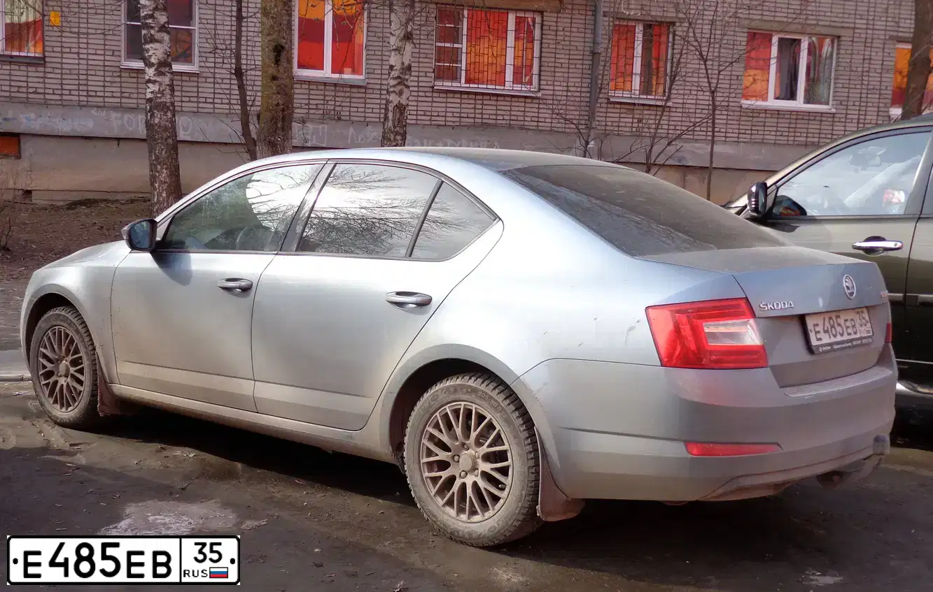 Фото автомобиля SKODA OCTAVIA, 2013 — госномер Е485ЕВ35. Цвет: СЕРЫЙ