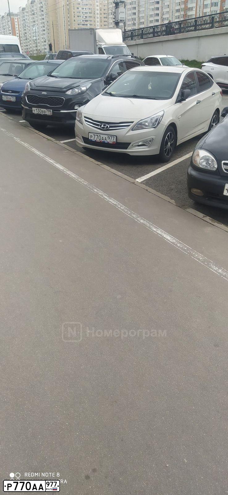 Фото автомобиля HYUNDAI SOLARIS, 2015 — госномер Р770АА977. Цвет: БЕЖЕВЫЙ