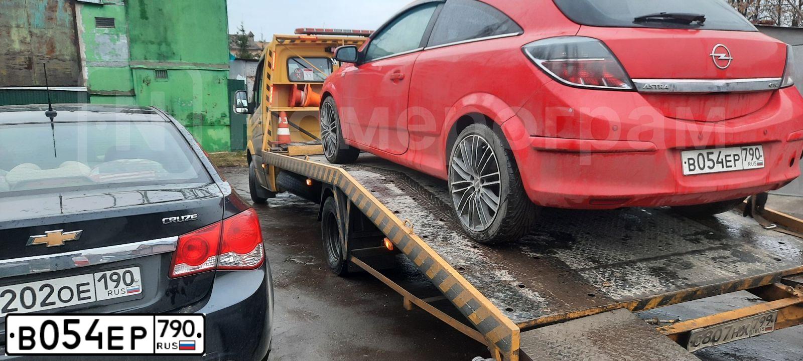 Фото автомобиля OPEL ASTRA, 2008 — госномер В054ЕР790. Цвет: Красный
