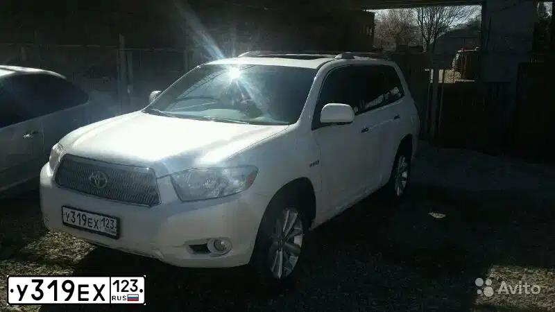 Фото автомобиля TOYOTA HIGHLANDER, 2008 — госномер У319ЕХ123. Цвет: БЕЛЫЙ