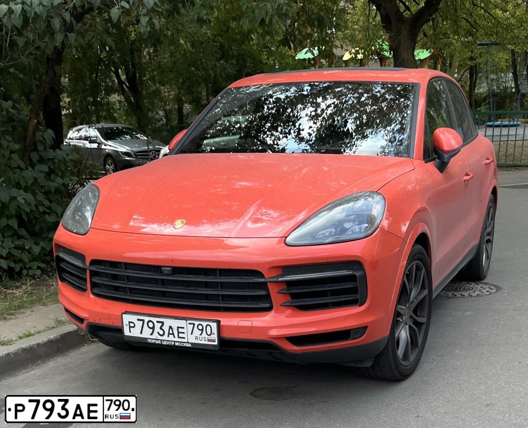 Фото автомобиля PORSCHE CAYENNE, 2020 — госномер Р793АЕ790. Цвет: Оранжевый