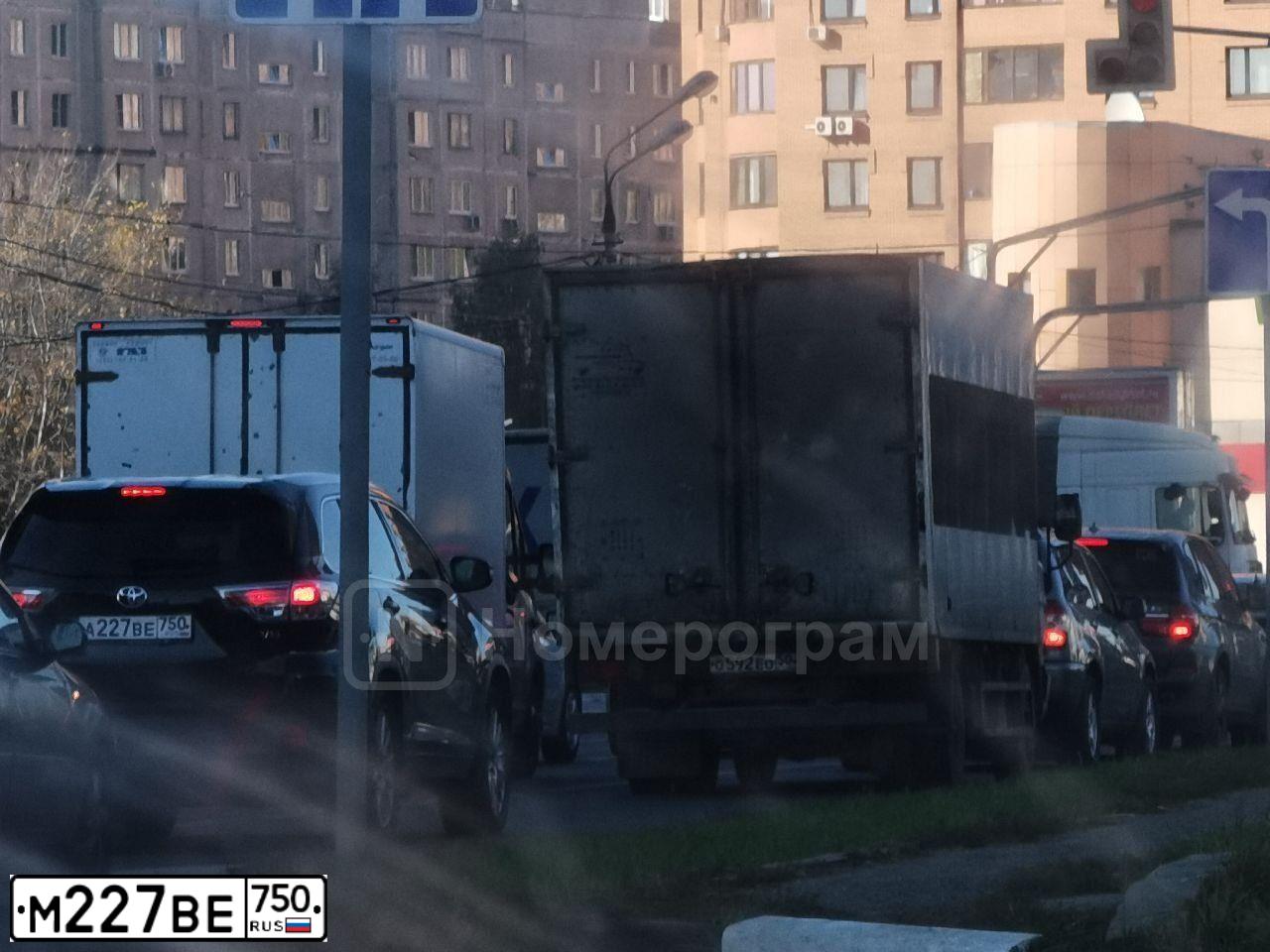 Фото автомобиля MERCEDES ACTROS, 2016 — госномер М227ВЕ750. Цвет: Красный