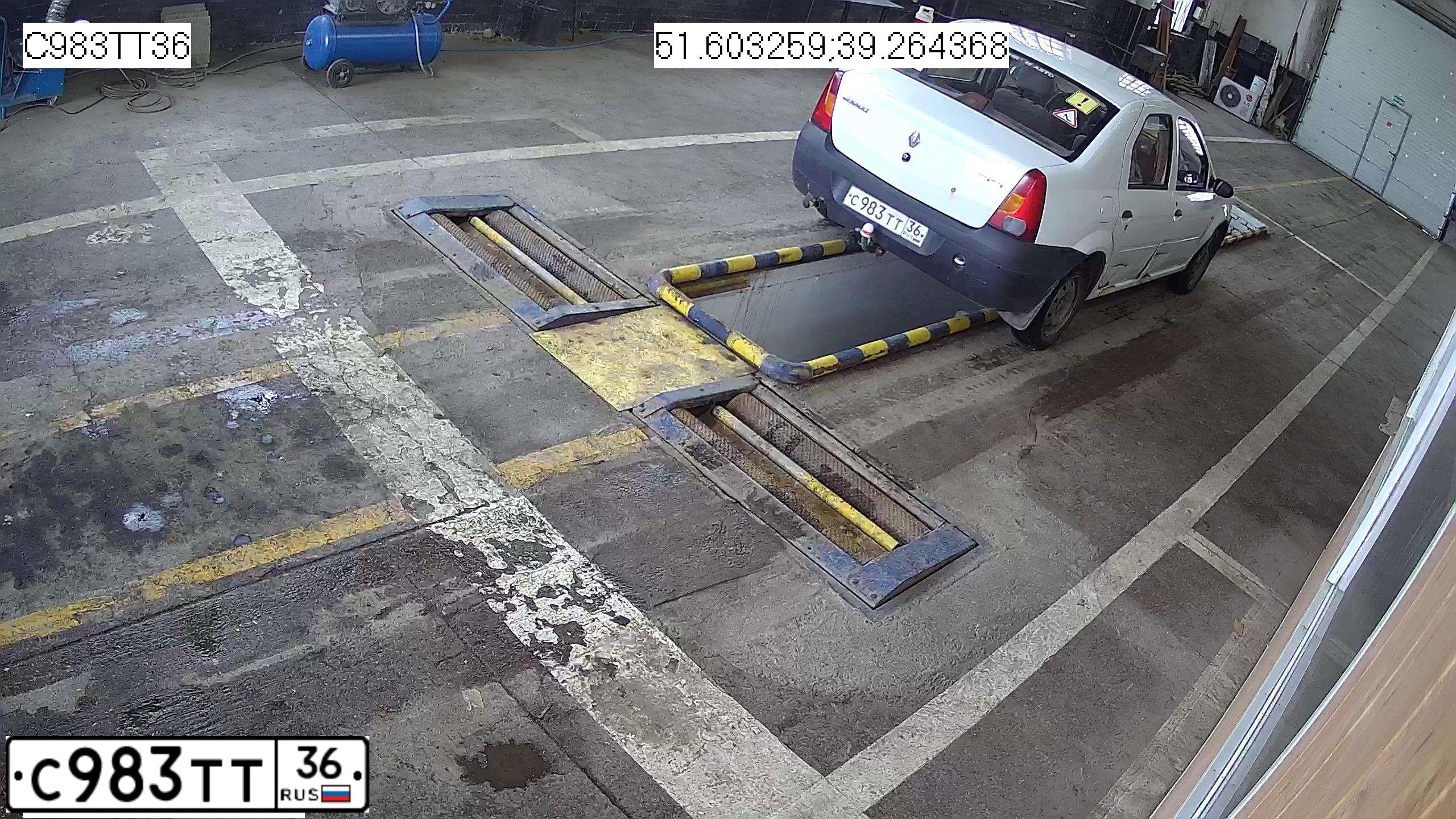 Фото автомобиля RENAULT LOGAN, 2007 — госномер С983ТТ36. Цвет: БЕЛЫЙ