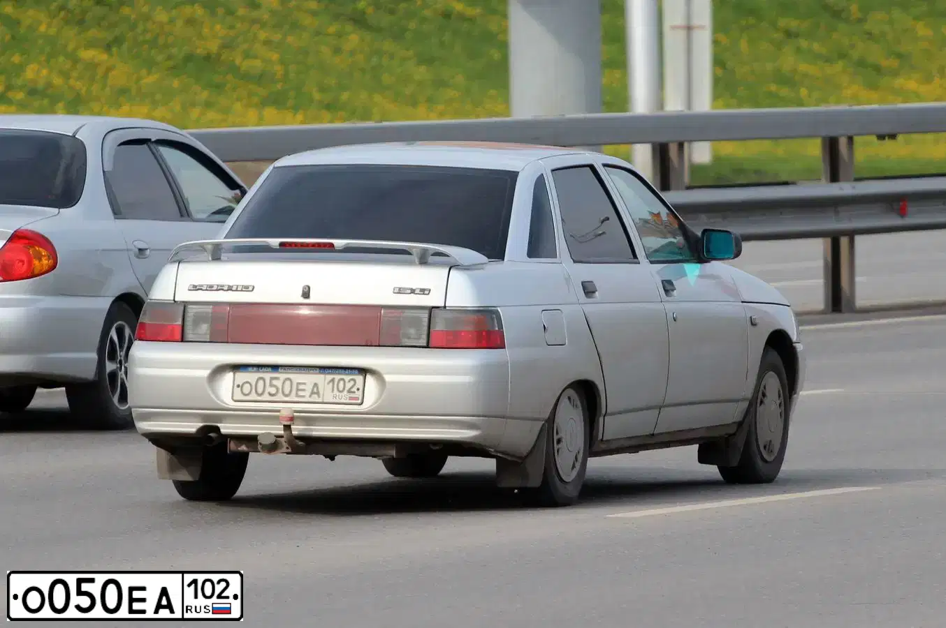 Фото автомобиля LADA 2110, 2004 — госномер О050ЕА102. Цвет: СВЕТЛО-СЕРЕБРИСТЫЙ МЕТАЛЛИК