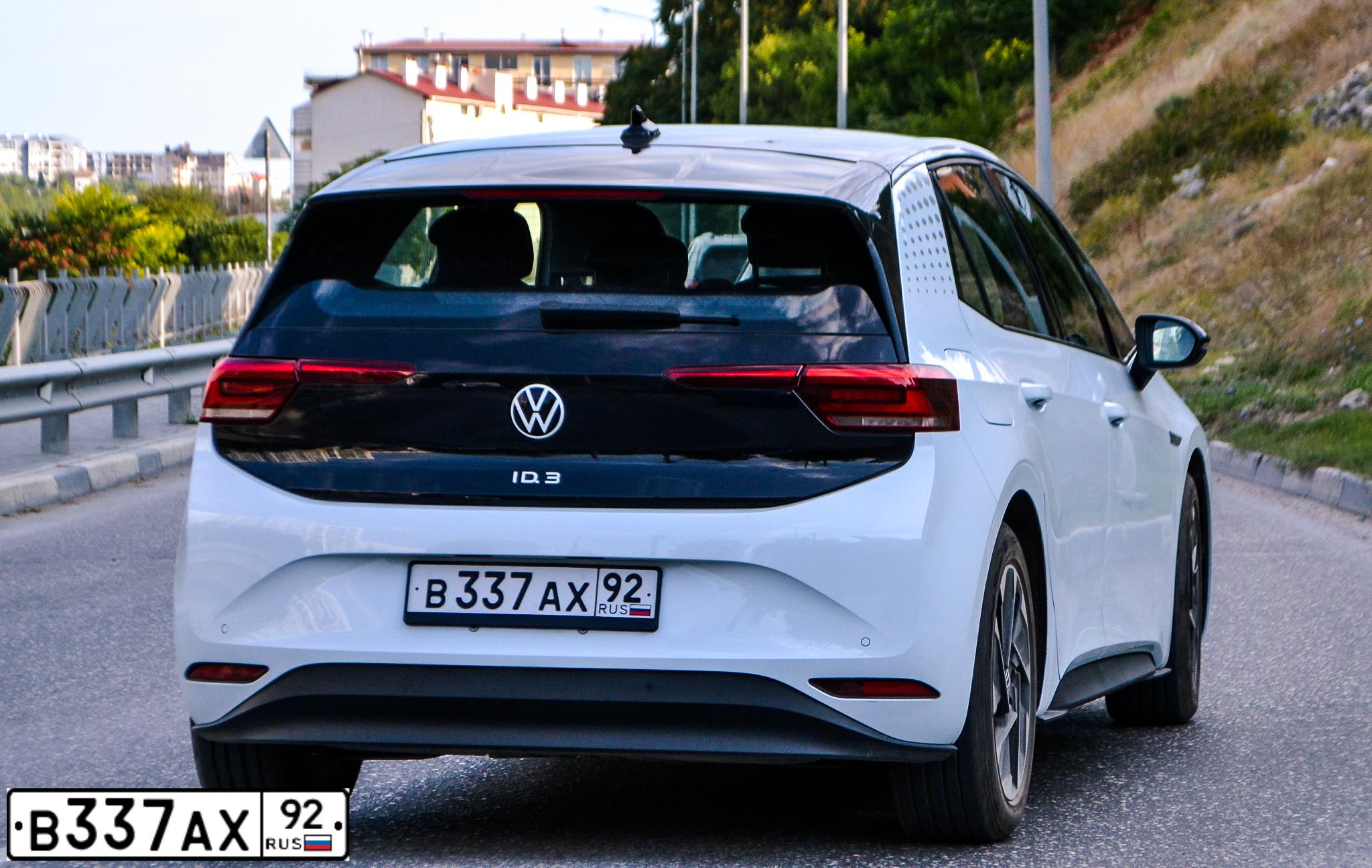Фото автомобиля VOLKSWAGEN ID3, 2022 — госномер В337АХ92. Цвет: Белый