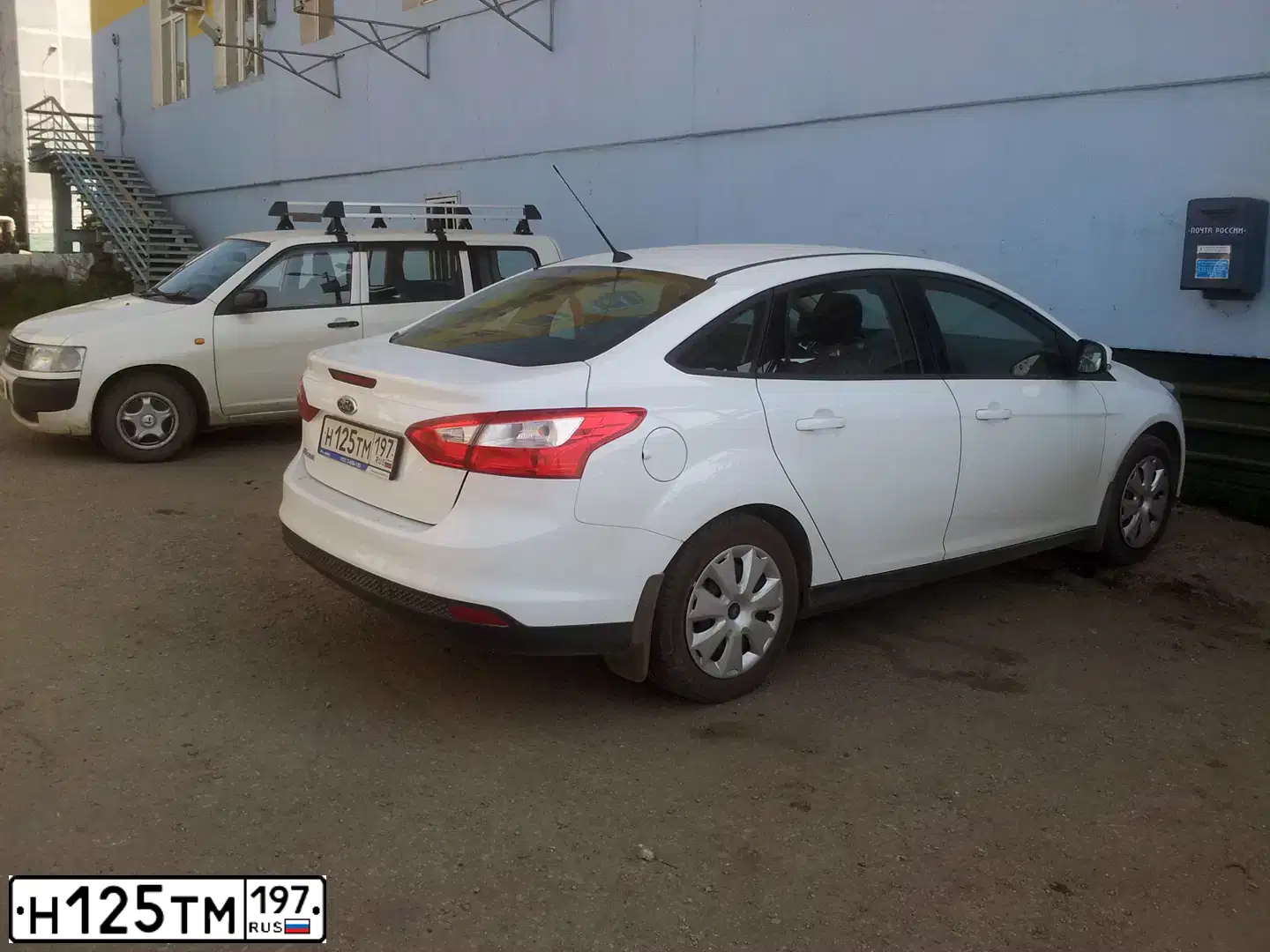 Фото автомобиля FORD FOCUS, 2012 — госномер У077ЕМ138. Цвет: Белый