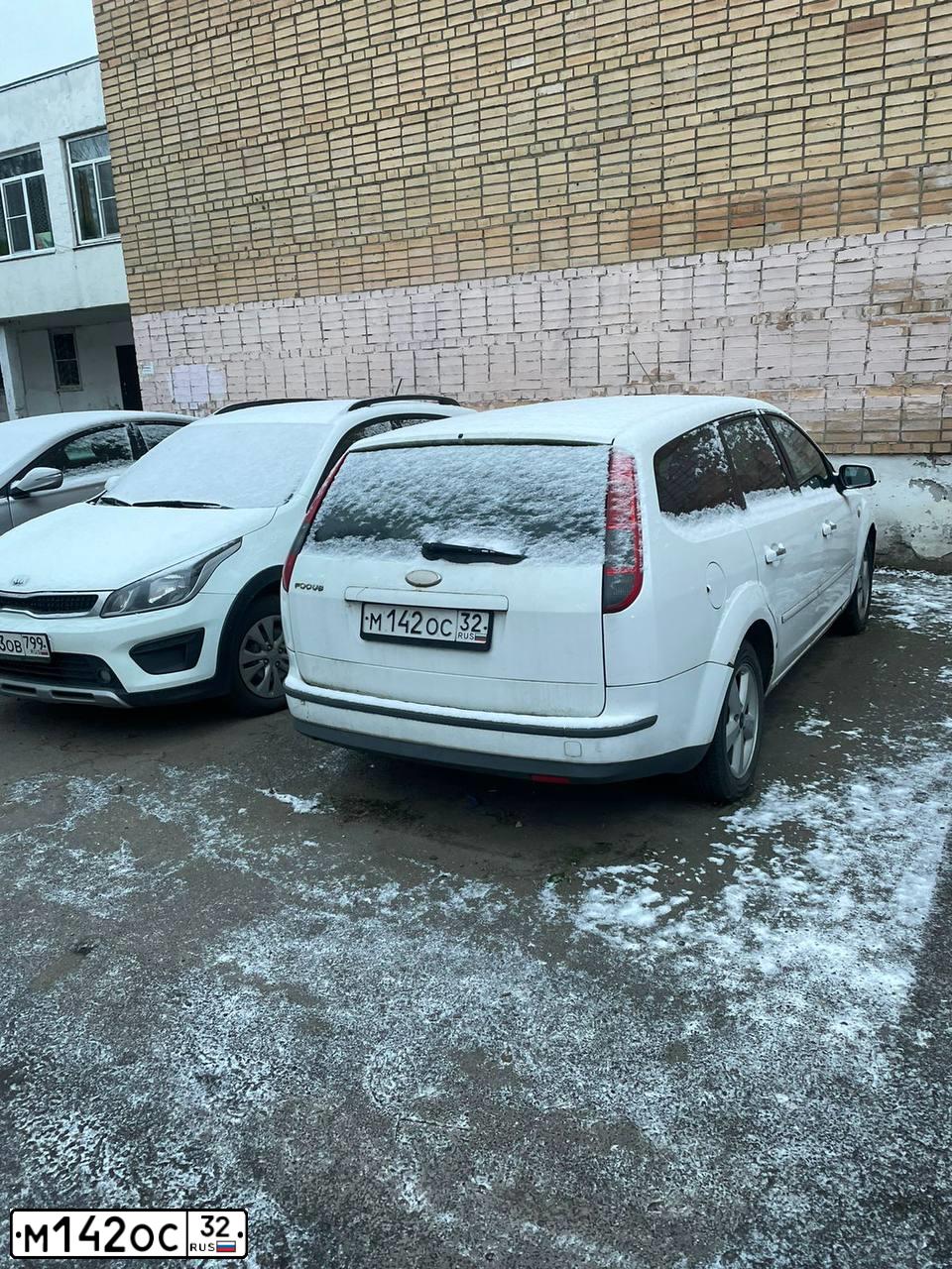 Фото автомобиля FORD FOCUS, 2007 — госномер М142ОС32. Цвет: Белый