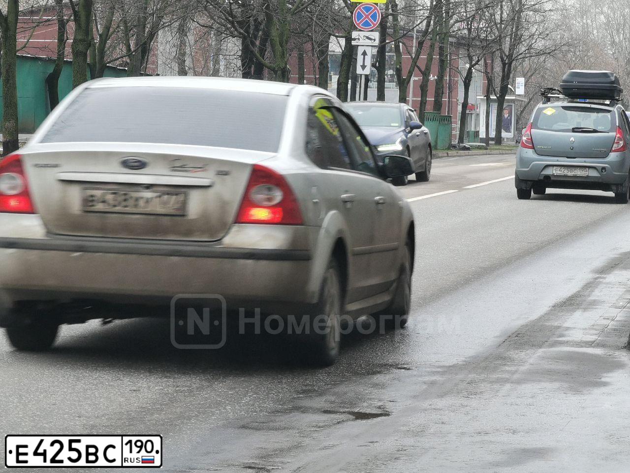 Фото автомобиля RENAULT SANDERO, 2010 — госномер Е425ВС190. Цвет: СИНИЙ