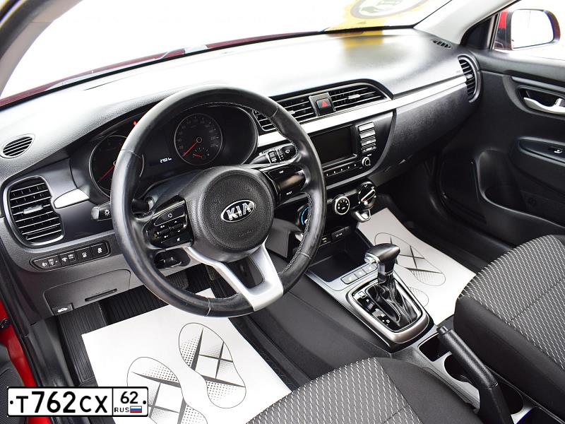 Фото автомобиля KIA RIO, 2018 — госномер Т762СХ62. Цвет: Красный