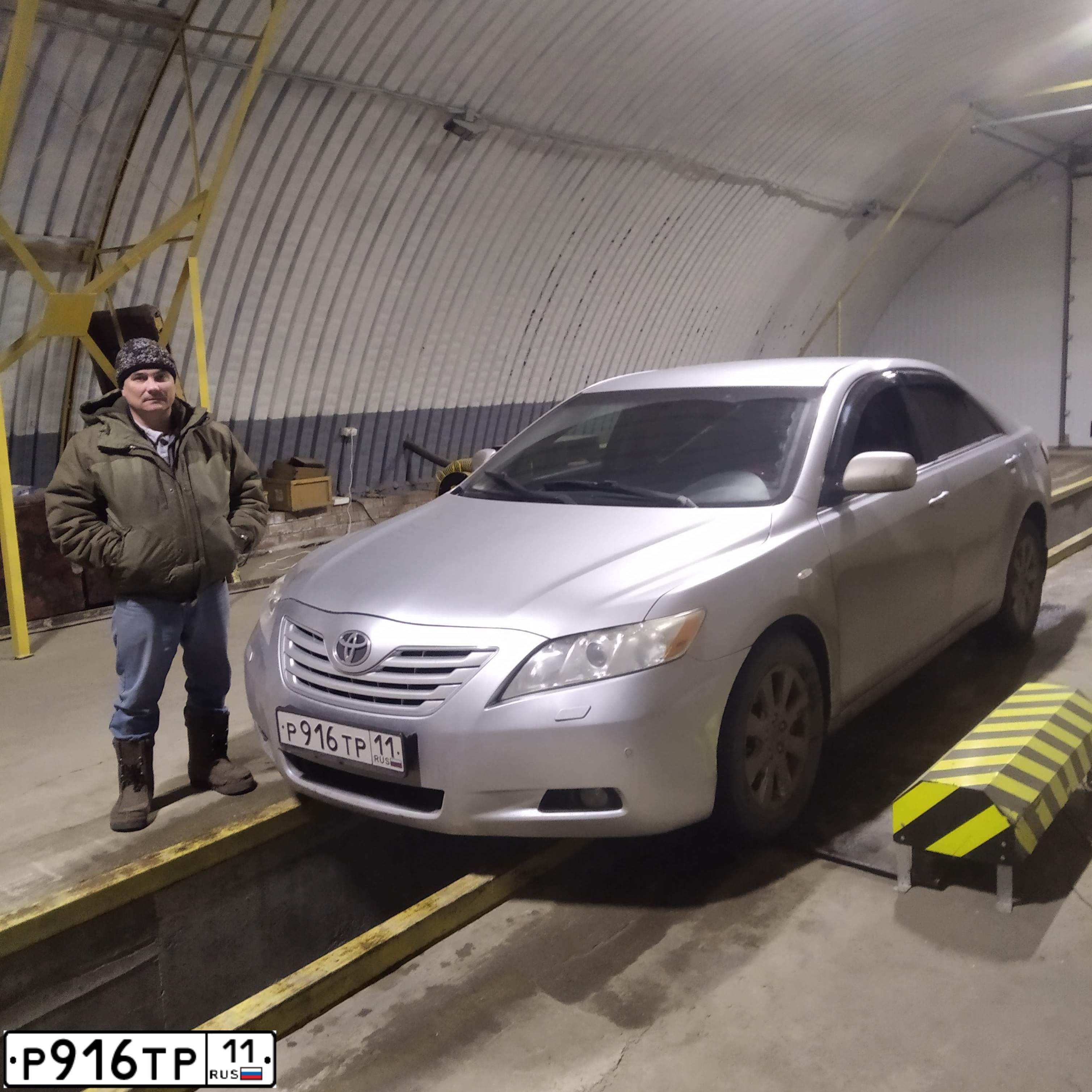 Фото автомобиля TOYOTA CAMRY, 2008 — госномер К004ОК11. Цвет: СЕРЕБРИСТЫЙ МЕТАЛЛИК