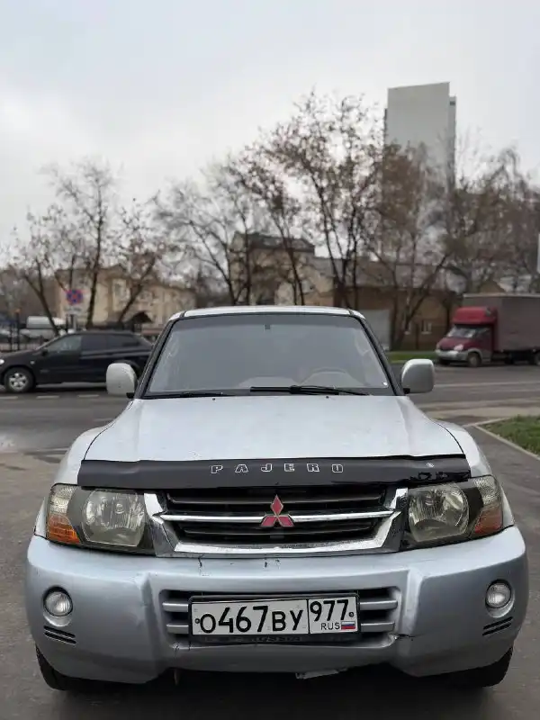 Фото автомобиля MITSUBISHI PAJERO, 2000 — госномер О467ВУ977. Цвет: СЕРЕБРИСТЫЙ