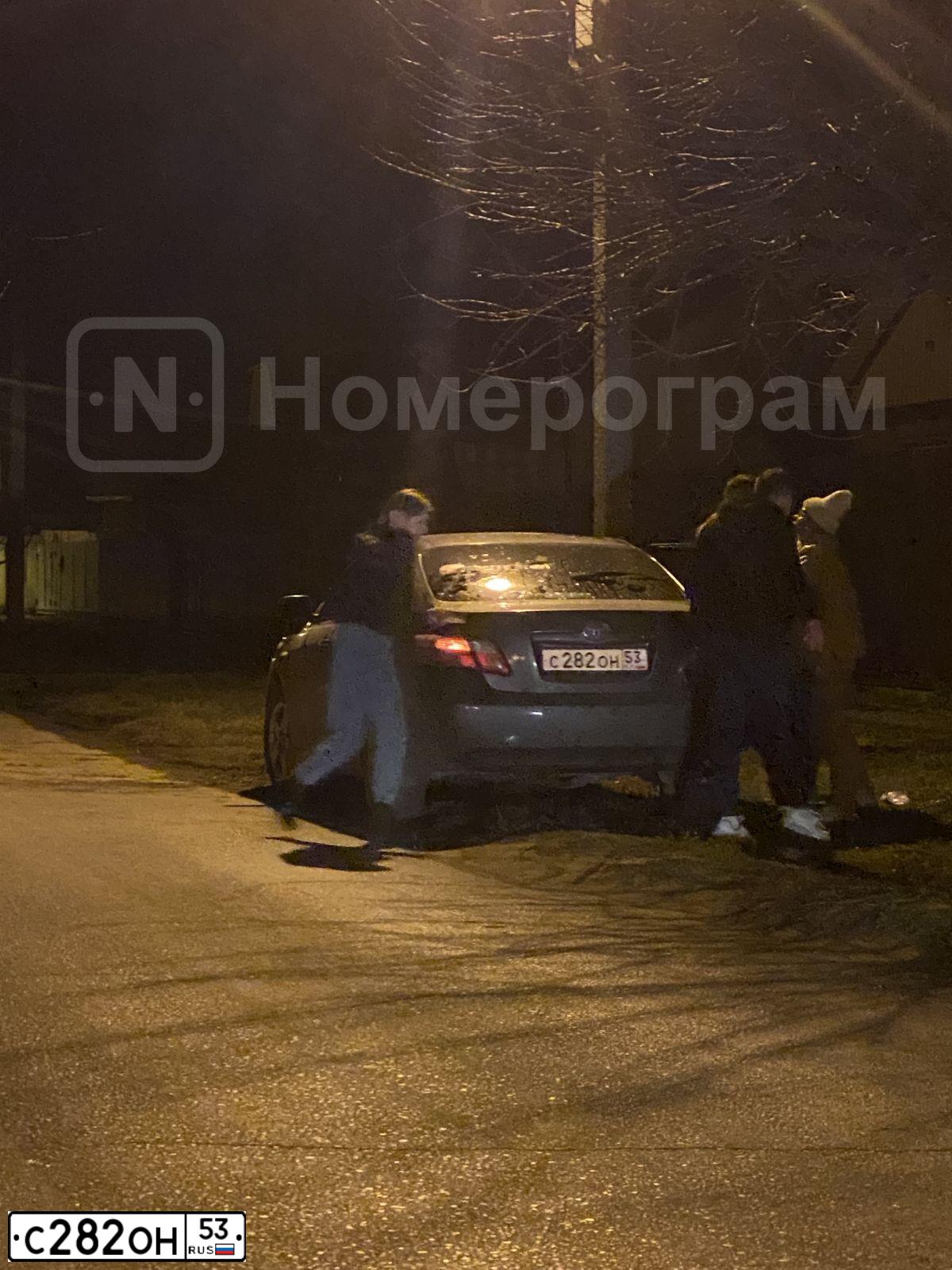 Фото автомобиля TOYOTA CAMRY, 2008 — госномер С282ОН53. Цвет: Серый